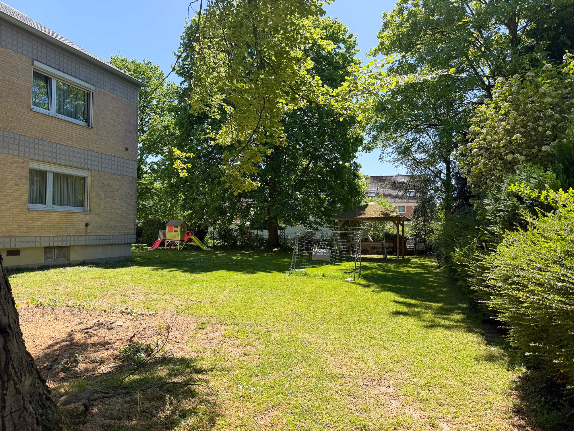 Immobilienangebot - Ratingen / Tiefenbroich - Alle - Ratingen: Renovierungsbedürftige 3,5-Zimmer-Dachgeschosswohnung mit Südbalkon & Tiefgarage!