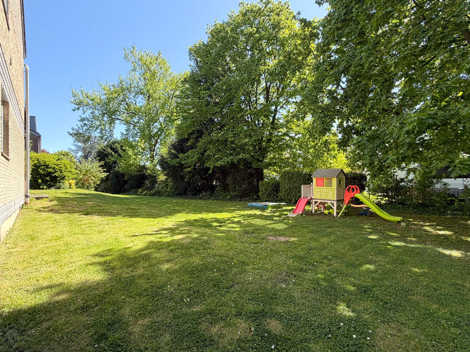Immobilienangebot - Ratingen / Tiefenbroich - Alle - Ratingen: Renovierungsbedürftige 3,5-Zimmer-Dachgeschosswohnung mit Südbalkon & Tiefgarage!
