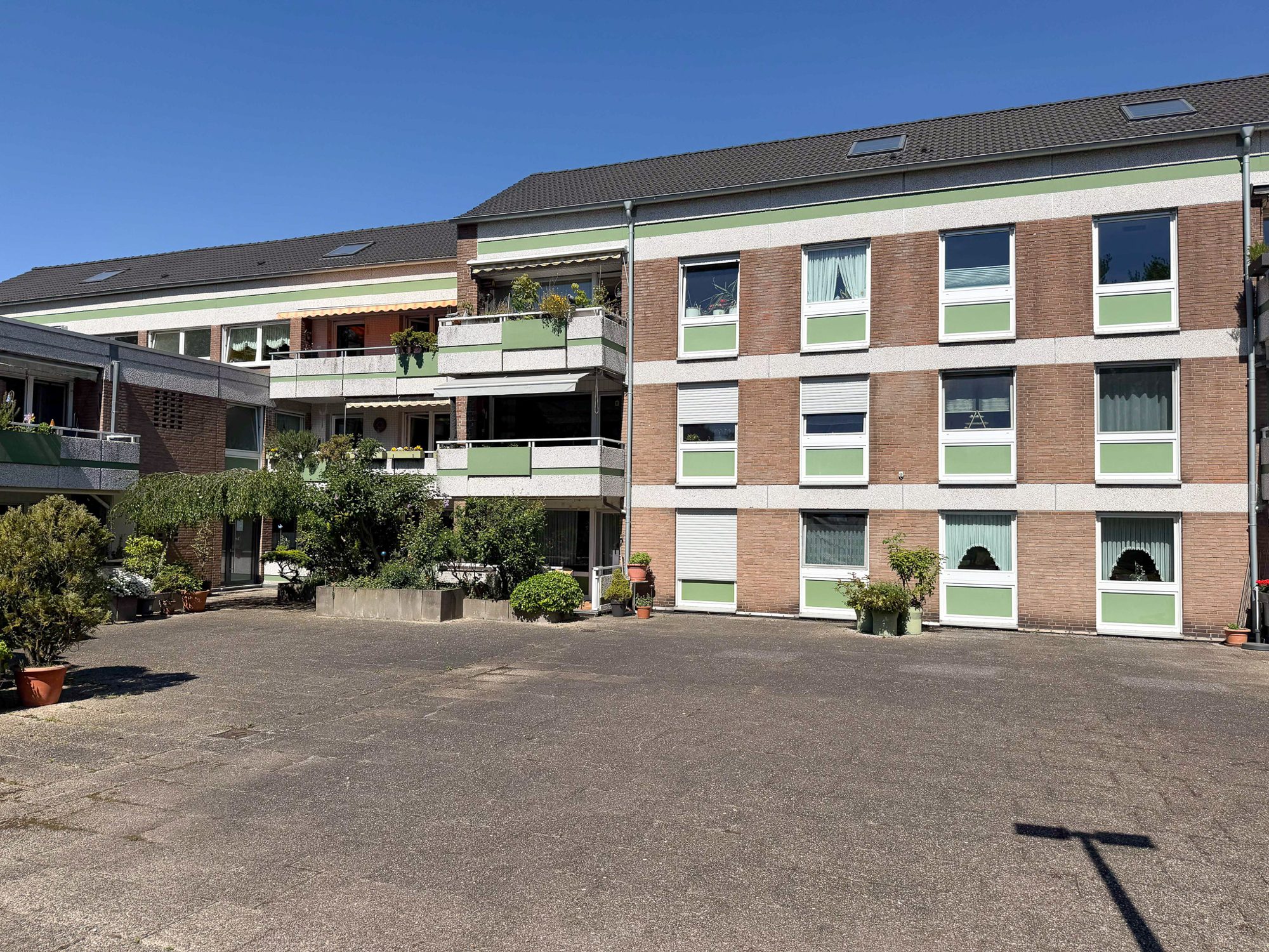 Immobilienangebot - Ratingen / Tiefenbroich - Alle - Ratingen: Renovierungsbedürftige 3,5-Zimmer-Dachgeschosswohnung mit Südbalkon & Tiefgarage!