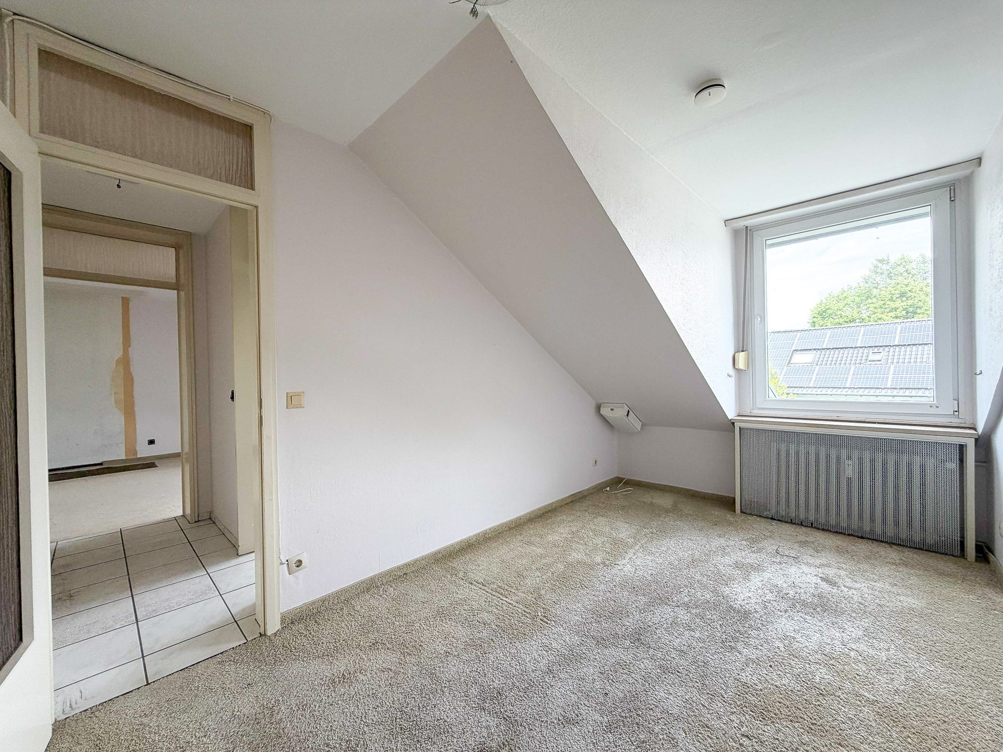 Immobilienangebot - Ratingen / Tiefenbroich - Alle - Ratingen: Renovierungsbedürftige 3,5-Zimmer-Dachgeschosswohnung mit Südbalkon & Tiefgarage!
