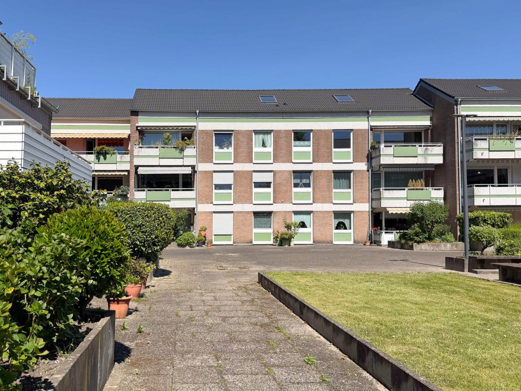 Immobilienangebot - Ratingen / Tiefenbroich - Alle - Ratingen: Renovierungsbedürftige 3,5-Zimmer-Dachgeschosswohnung mit Südbalkon & Tiefgarage!