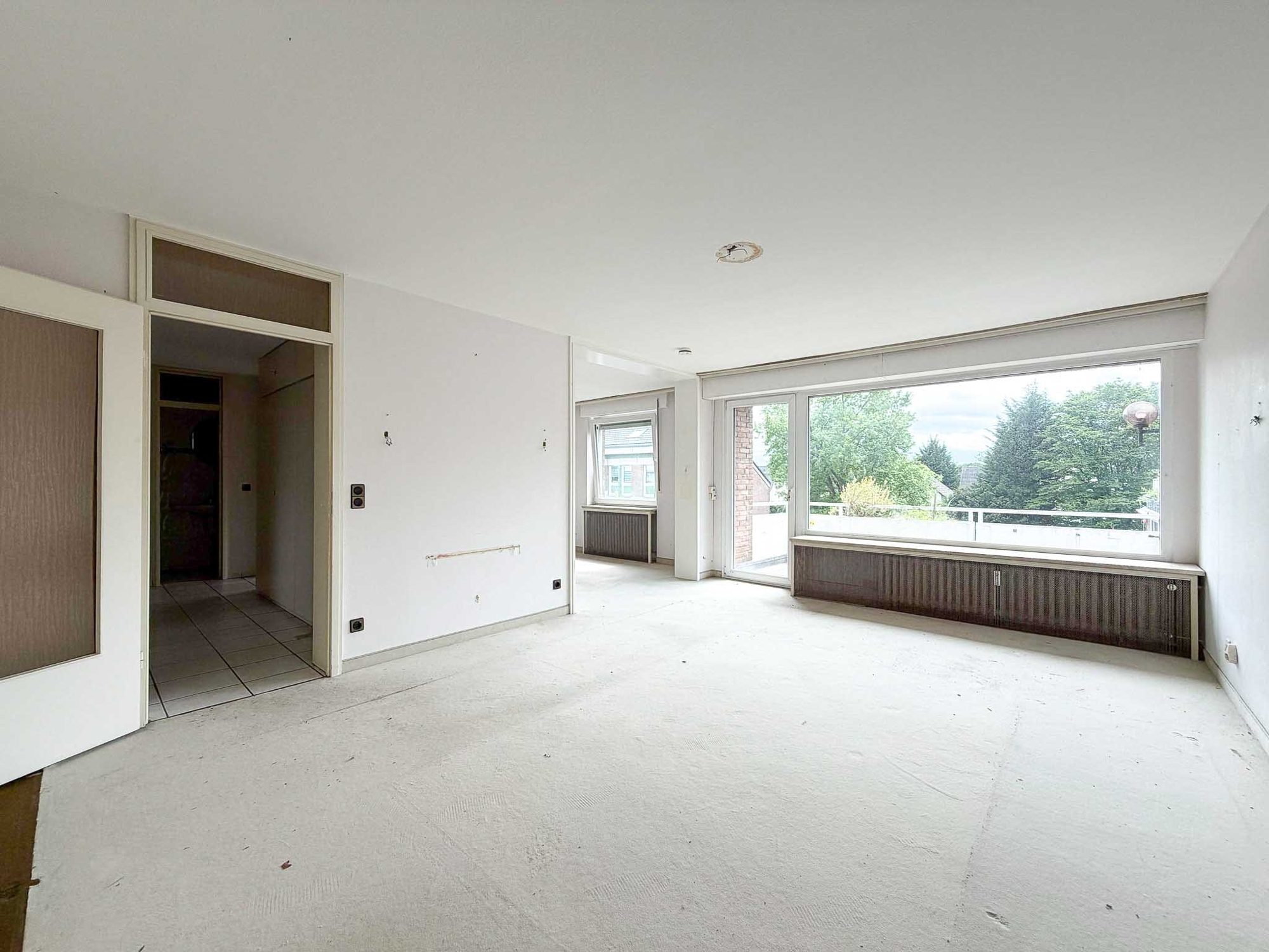 Immobilienangebot - Ratingen / Tiefenbroich - Alle - Ratingen: Renovierungsbedürftige 3,5-Zimmer-Dachgeschosswohnung mit Südbalkon & Tiefgarage!