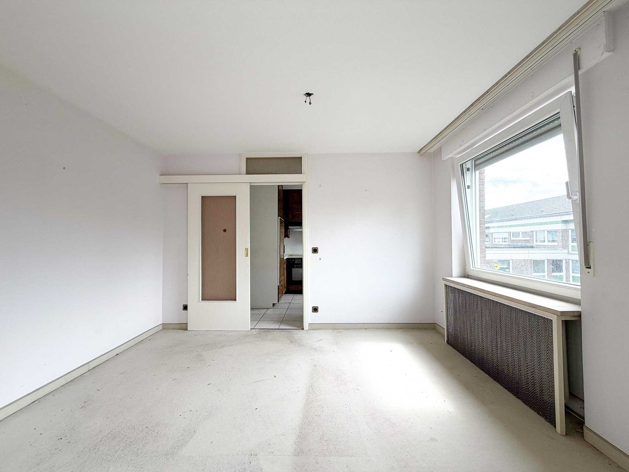 Immobilienangebot - Ratingen / Tiefenbroich - Alle - Ratingen: Renovierungsbedürftige 3,5-Zimmer-Dachgeschosswohnung mit Südbalkon & Tiefgarage!