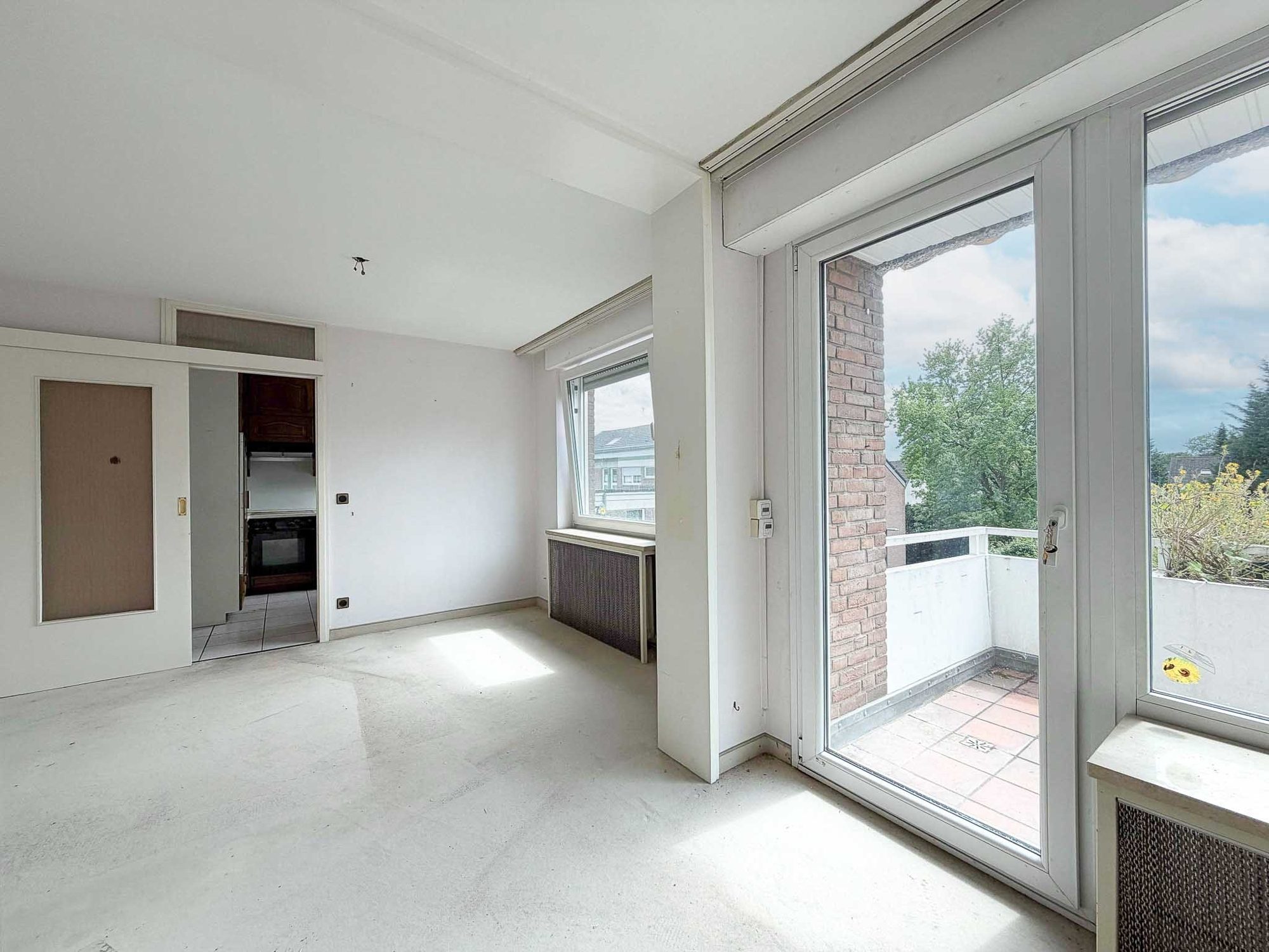 Immobilienangebot - Ratingen / Tiefenbroich - Alle - Ratingen: Renovierungsbedürftige 3,5-Zimmer-Dachgeschosswohnung mit Südbalkon & Tiefgarage!