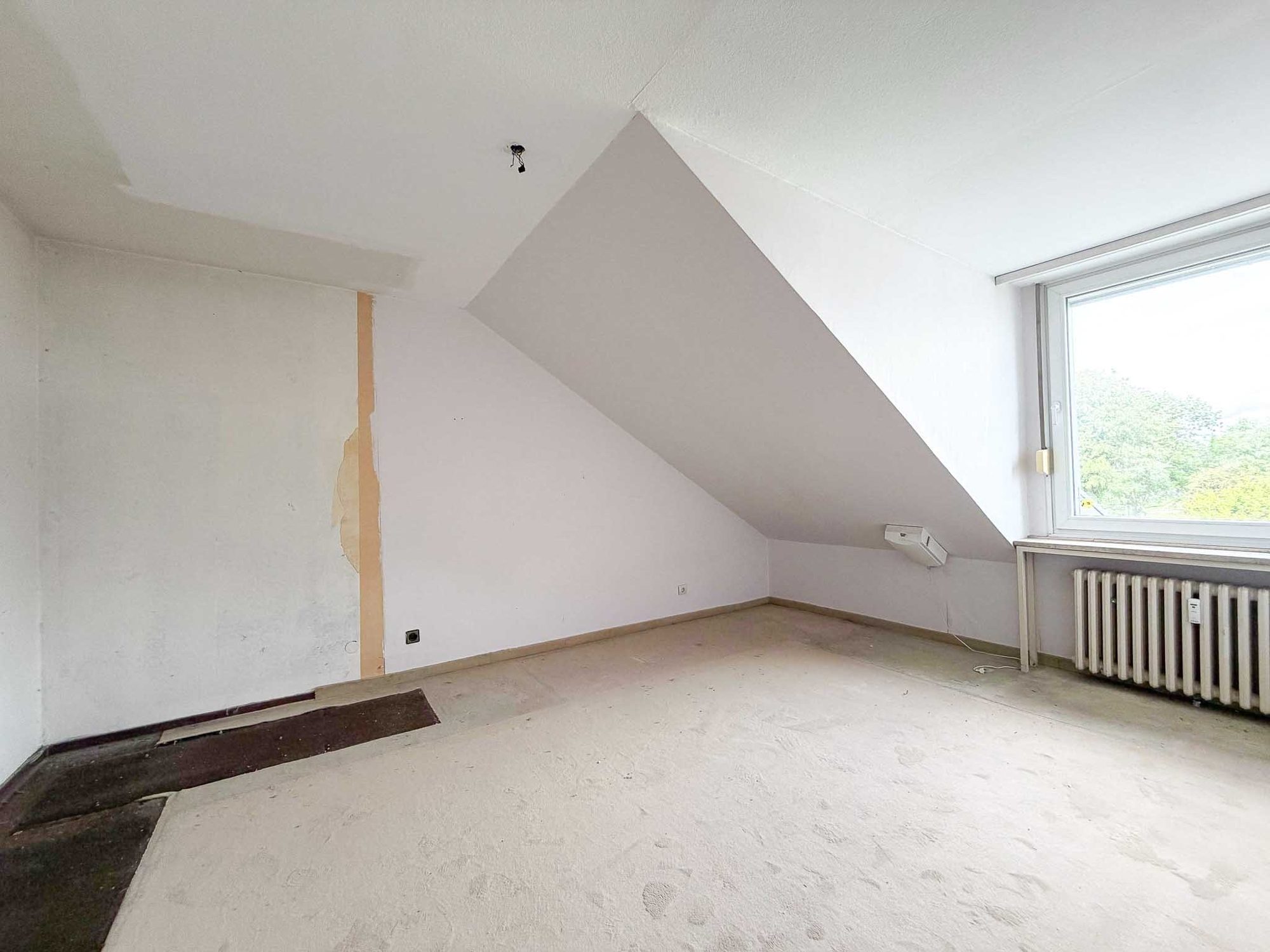 Immobilienangebot - Ratingen / Tiefenbroich - Alle - Ratingen: Renovierungsbedürftige 3,5-Zimmer-Dachgeschosswohnung mit Südbalkon & Tiefgarage!