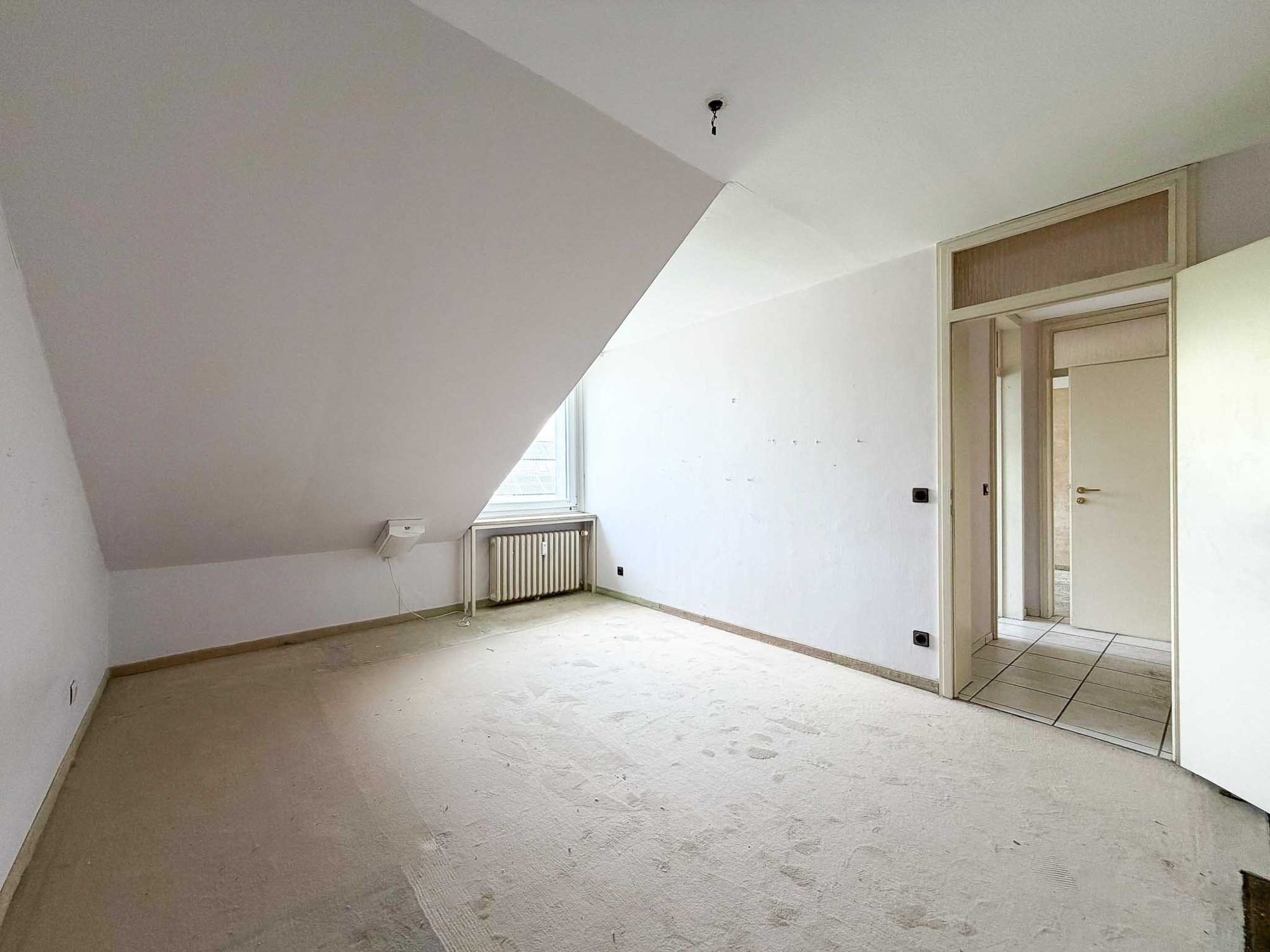 Immobilienangebot - Ratingen / Tiefenbroich - Alle - Ratingen: Renovierungsbedürftige 3,5-Zimmer-Dachgeschosswohnung mit Südbalkon & Tiefgarage!