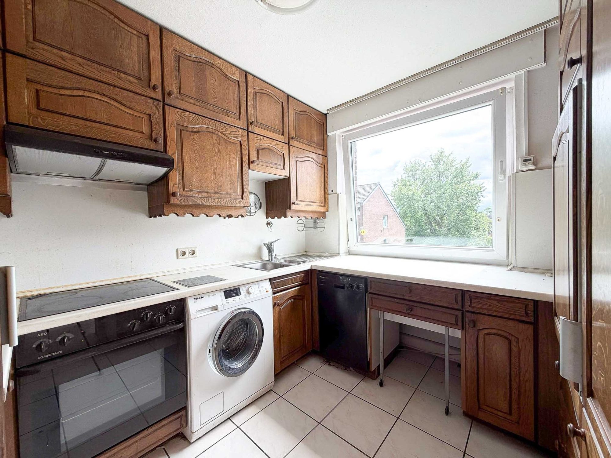 Immobilienangebot - Ratingen / Tiefenbroich - Alle - Ratingen: Renovierungsbedürftige 3,5-Zimmer-Dachgeschosswohnung mit Südbalkon & Tiefgarage!