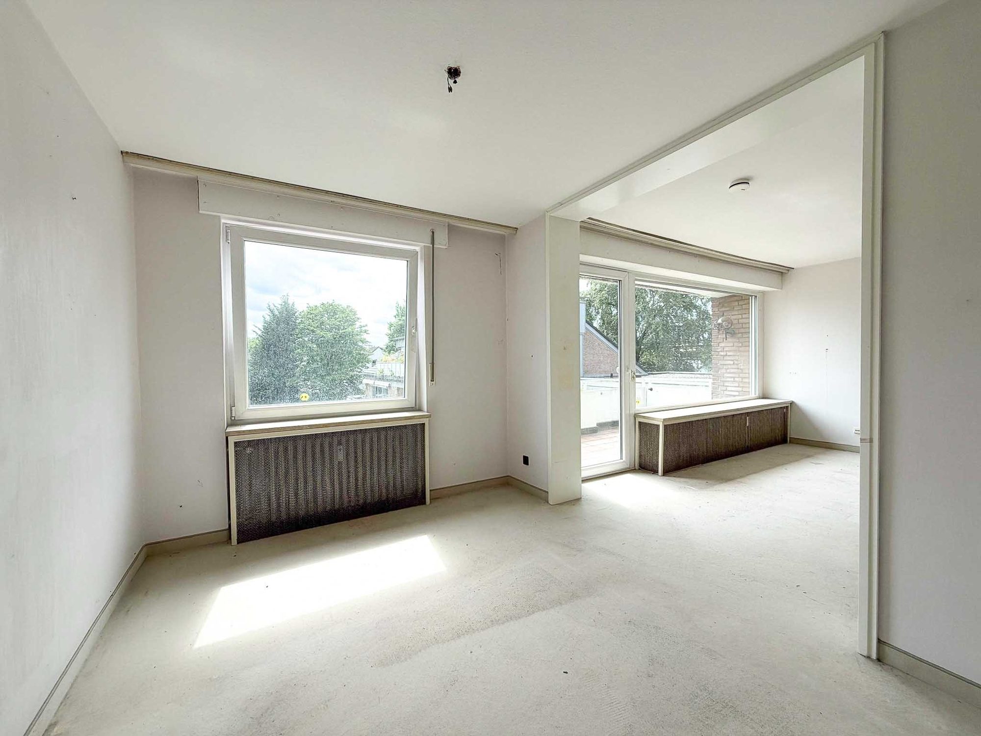 Immobilienangebot - Ratingen / Tiefenbroich - Alle - Ratingen: Renovierungsbedürftige 3,5-Zimmer-Dachgeschosswohnung mit Südbalkon & Tiefgarage!