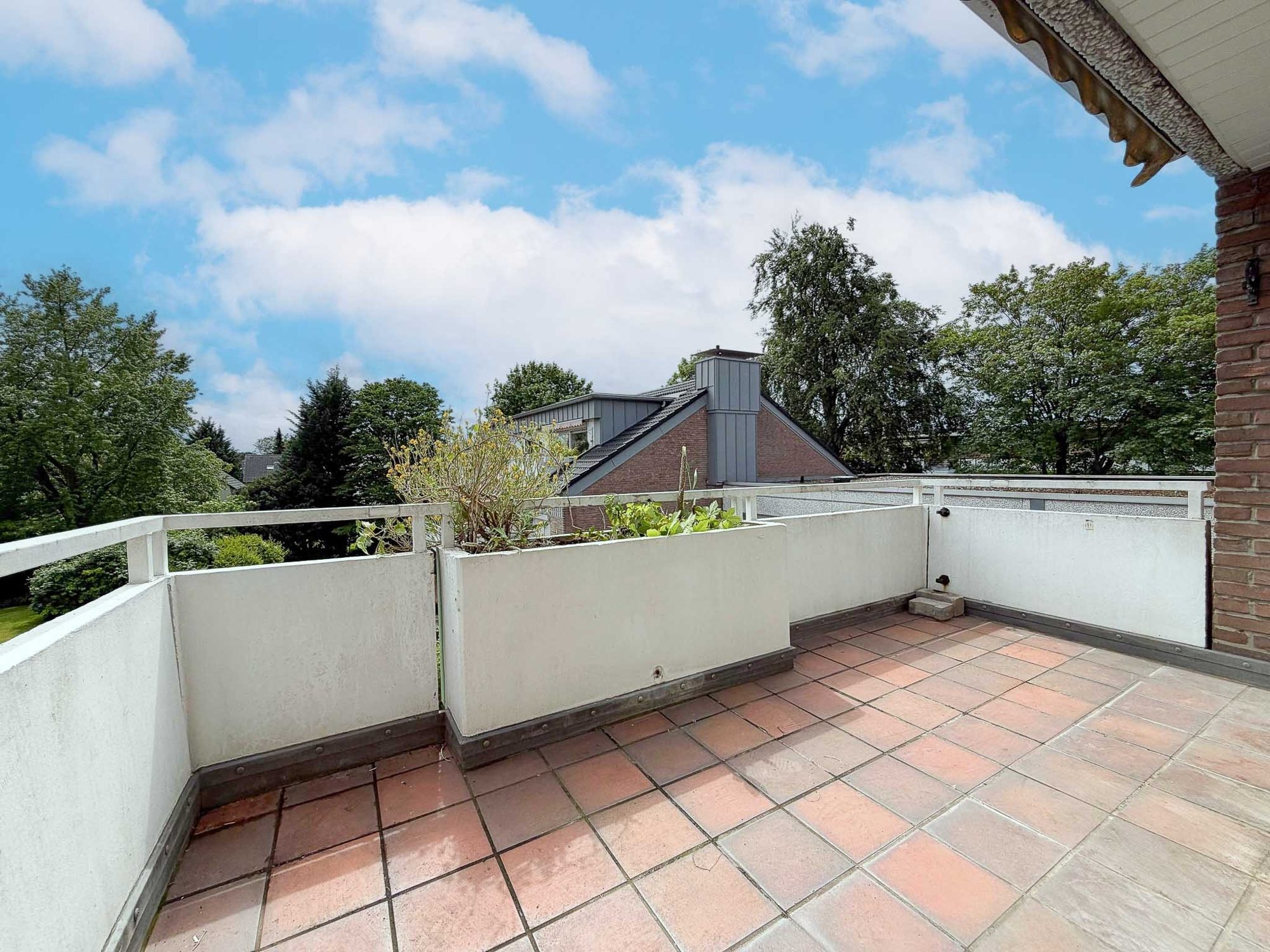 Immobilienangebot - Ratingen / Tiefenbroich - Alle - Ratingen: Renovierungsbedürftige 3,5-Zimmer-Dachgeschosswohnung mit Südbalkon & Tiefgarage!