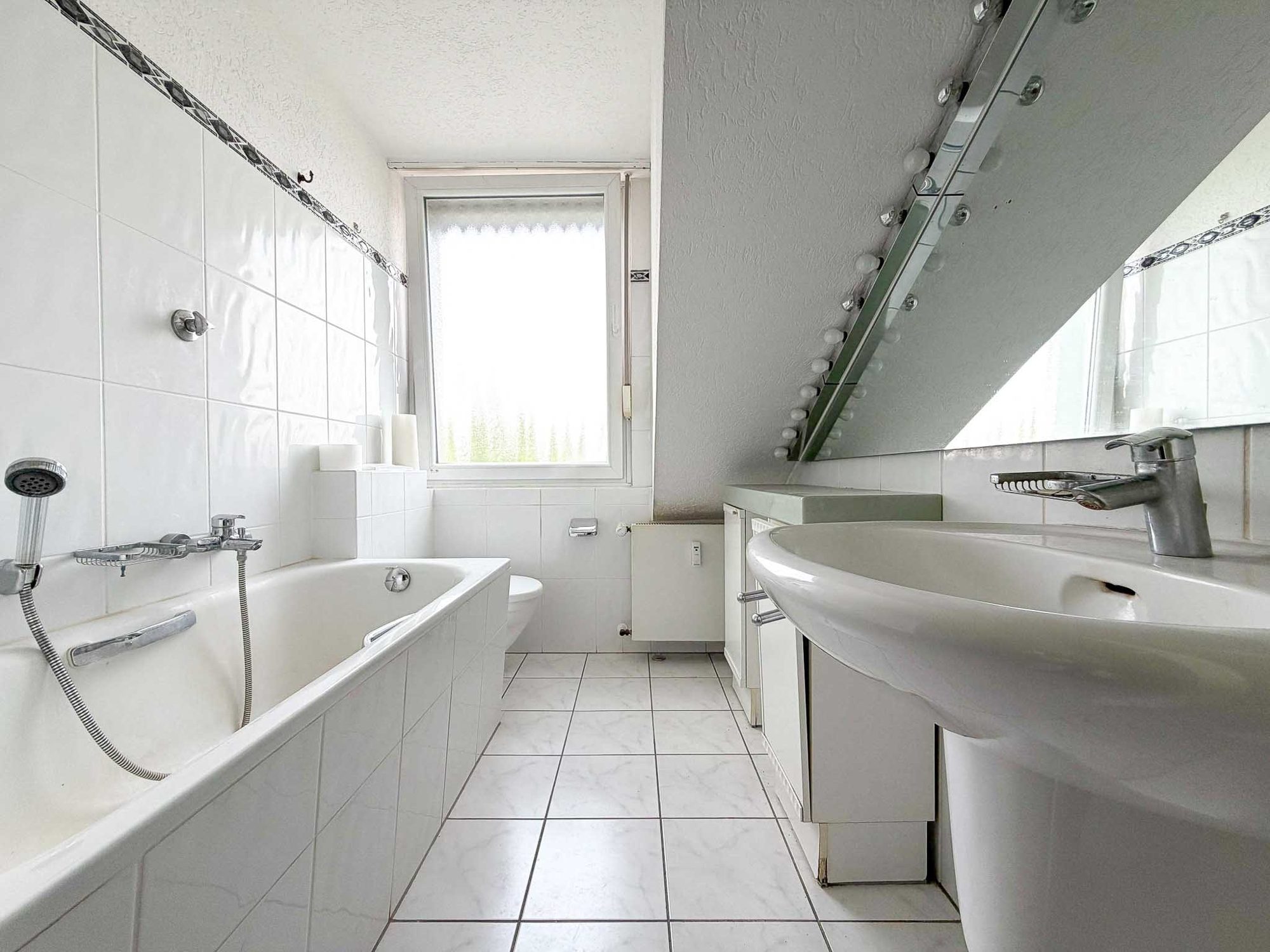 Immobilienangebot - Ratingen / Tiefenbroich - Alle - Ratingen: Renovierungsbedürftige 3,5-Zimmer-Dachgeschosswohnung mit Südbalkon & Tiefgarage!