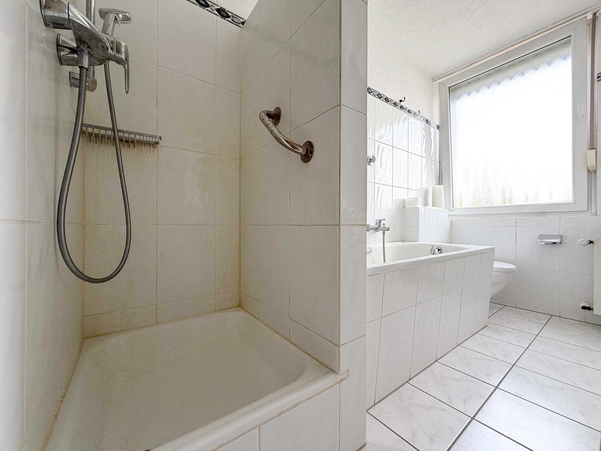 Immobilienangebot - Ratingen / Tiefenbroich - Alle - Ratingen: Renovierungsbedürftige 3,5-Zimmer-Dachgeschosswohnung mit Südbalkon & Tiefgarage!