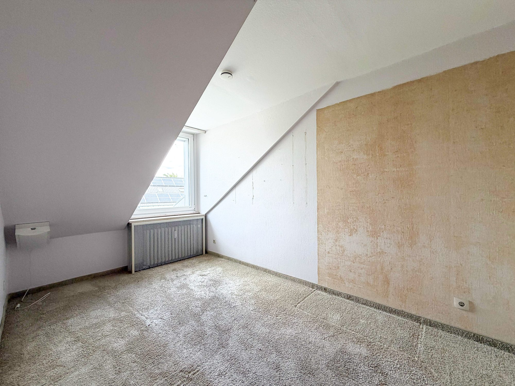 Immobilienangebot - Ratingen / Tiefenbroich - Alle - Ratingen: Renovierungsbedürftige 3,5-Zimmer-Dachgeschosswohnung mit Südbalkon & Tiefgarage!