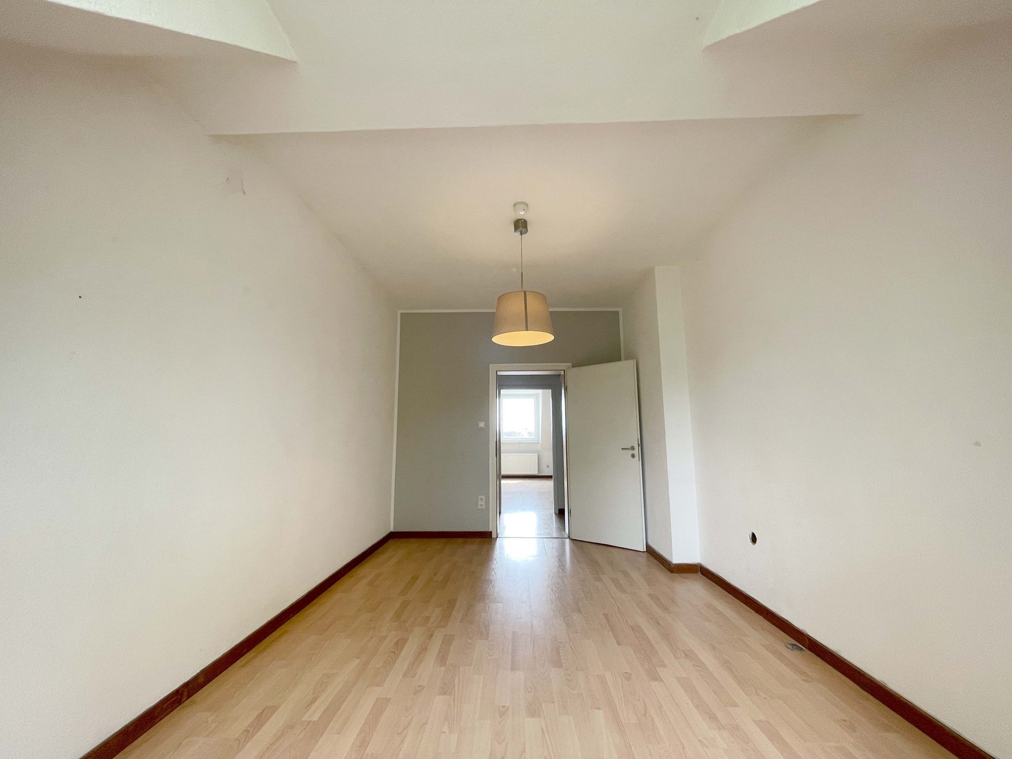 Immobilienangebot - Düsseldorf - Alle - Großzügige und leerstehende 3-Zimmerwohnung in Bilk – direkt an der Düssel!