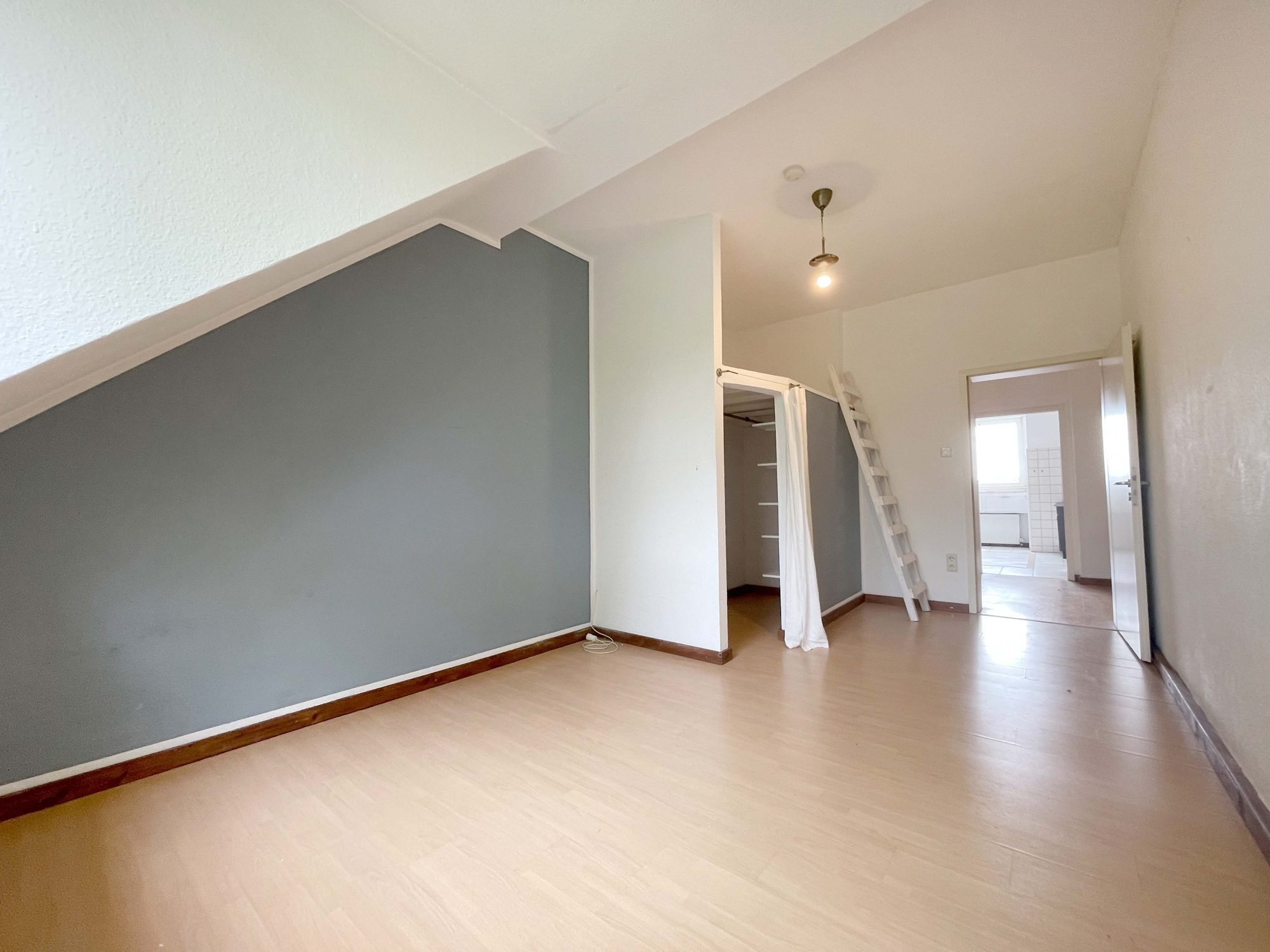 Immobilienangebot - Düsseldorf - Alle - Großzügige und leerstehende 3-Zimmerwohnung in Bilk – direkt an der Düssel!