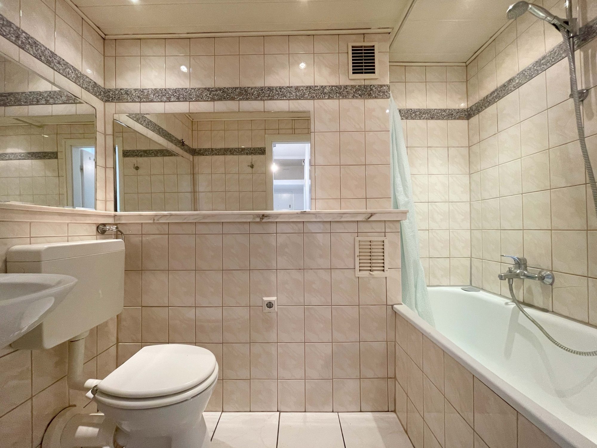 Immobilienangebot - Düsseldorf - Alle - Großzügige und leerstehende 3-Zimmerwohnung in Bilk – direkt an der Düssel!