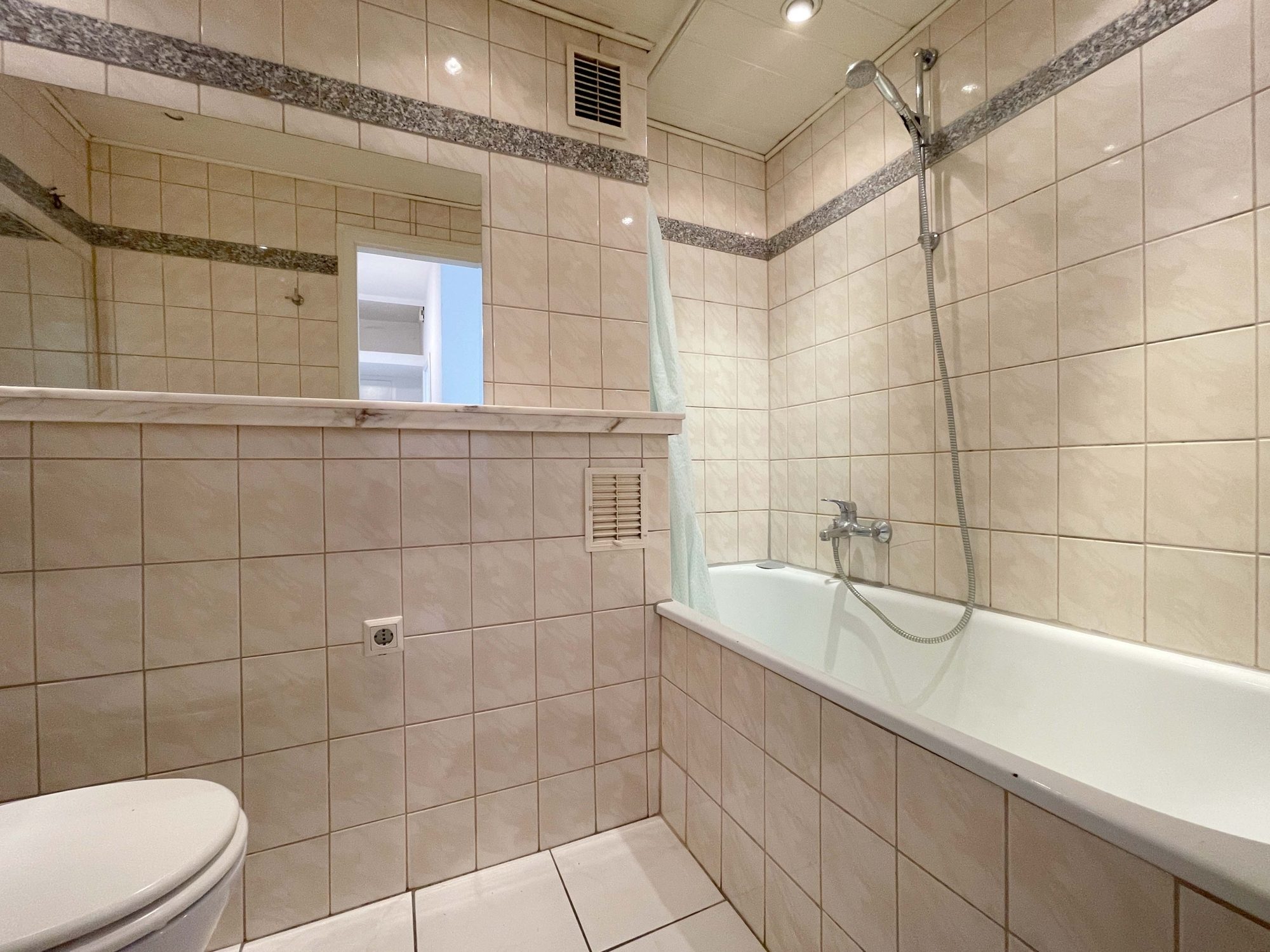 Immobilienangebot - Düsseldorf - Alle - Großzügige und leerstehende 3-Zimmerwohnung in Bilk – direkt an der Düssel!