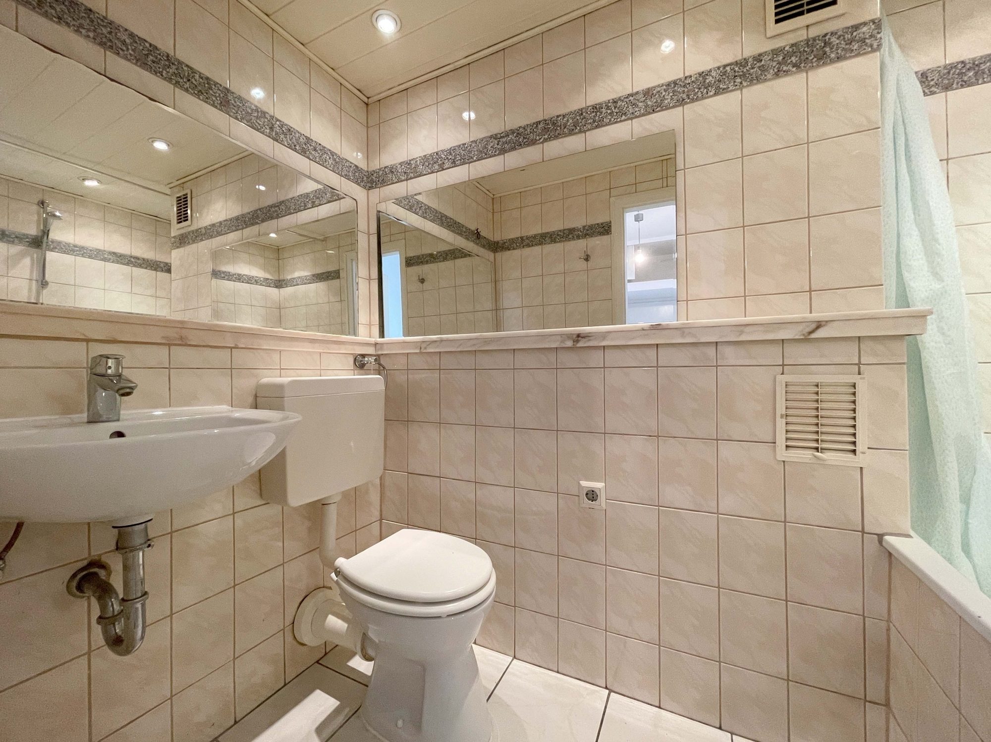 Immobilienangebot - Düsseldorf - Alle - Großzügige und leerstehende 3-Zimmerwohnung in Bilk – direkt an der Düssel!