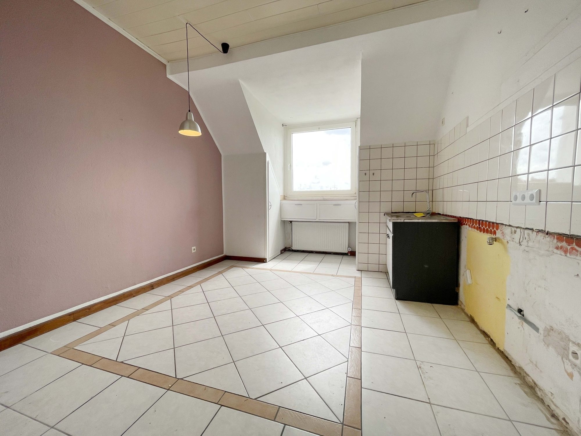 Immobilienangebot - Düsseldorf - Alle - Großzügige und leerstehende 3-Zimmerwohnung in Bilk – direkt an der Düssel!