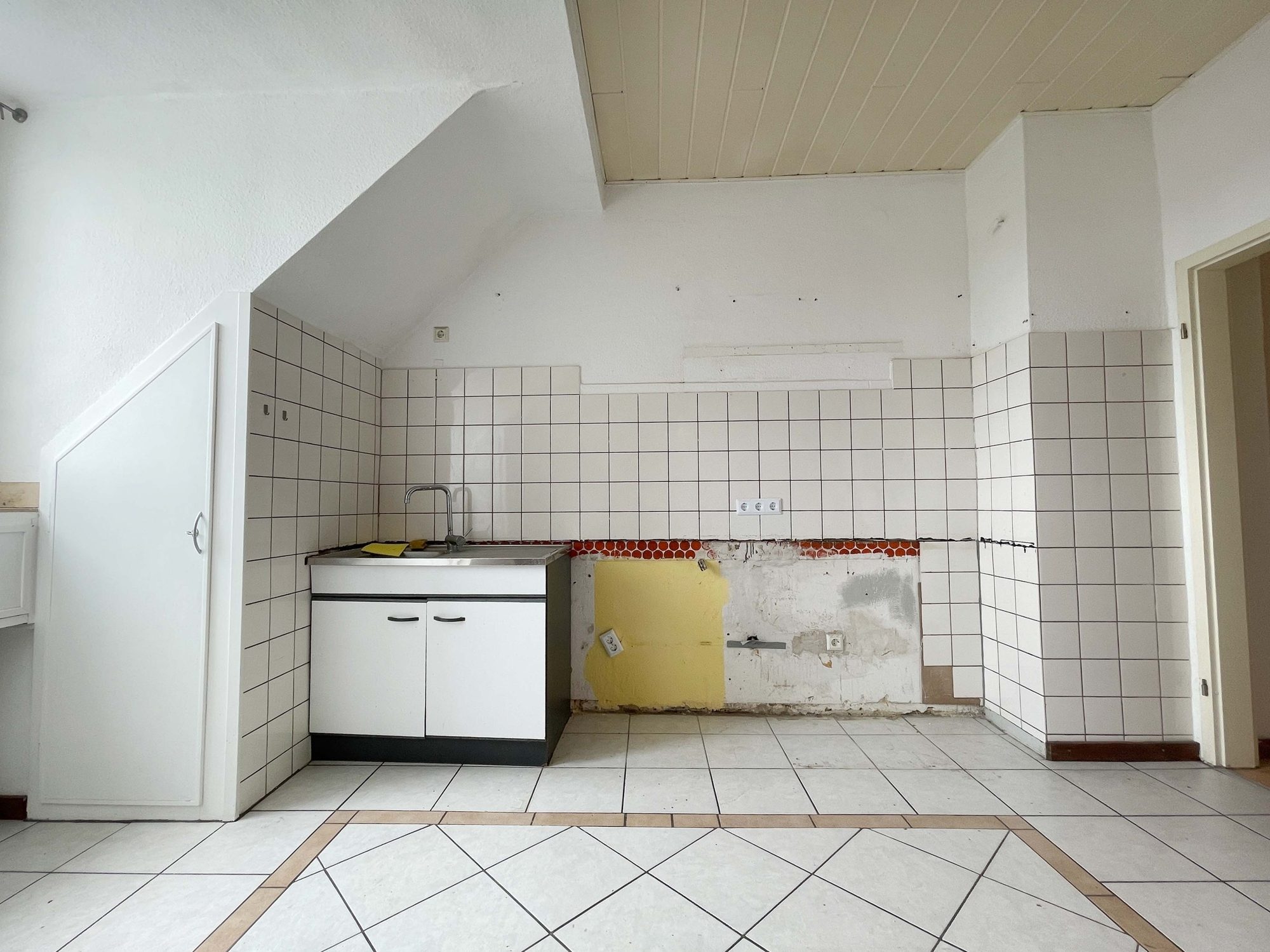 Immobilienangebot - Düsseldorf - Alle - Großzügige und leerstehende 3-Zimmerwohnung in Bilk – direkt an der Düssel!