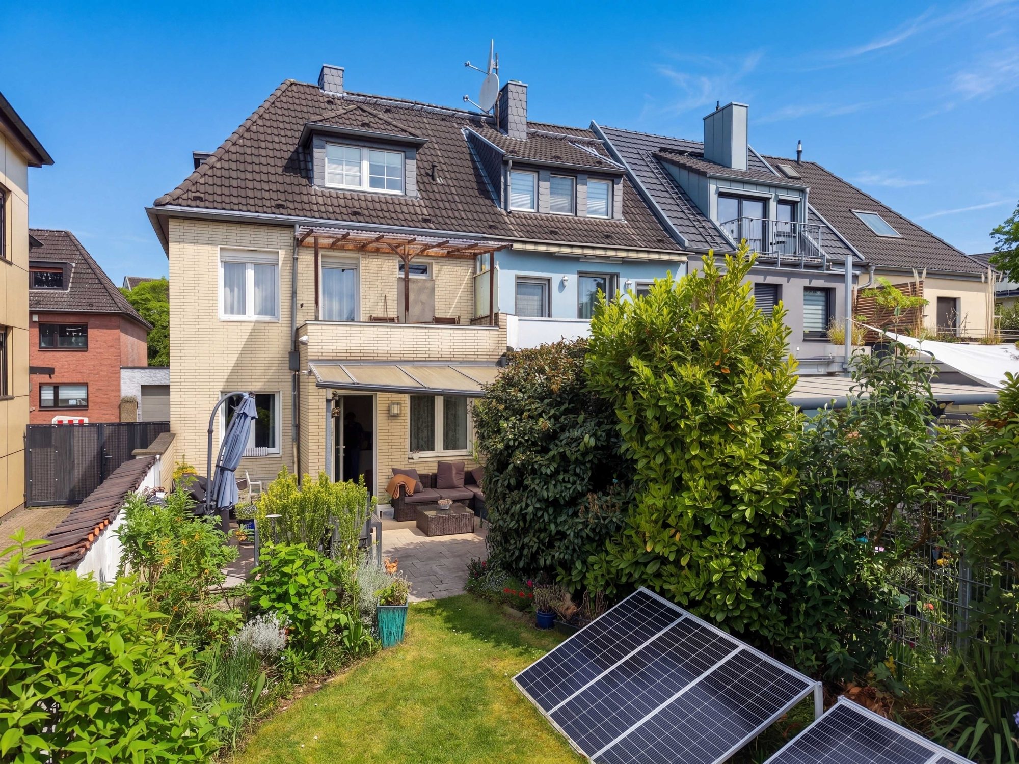 Immobilienangebot - Düsseldorf - Alle - Düsseldorf-Mörsenbroich: Charmantes Reihenendhaus mit Gartenidylle und Gestaltungspotenzial!