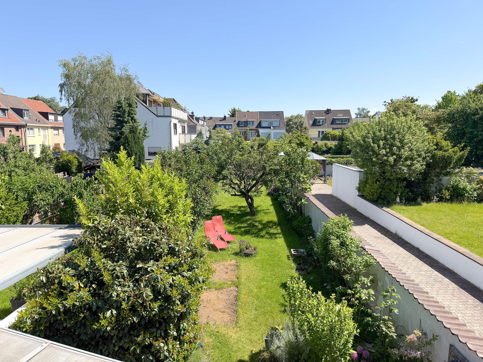 Immobilienangebot - Düsseldorf - Alle - Düsseldorf-Mörsenbroich: Charmantes Reihenendhaus mit Gartenidylle und Gestaltungspotenzial!