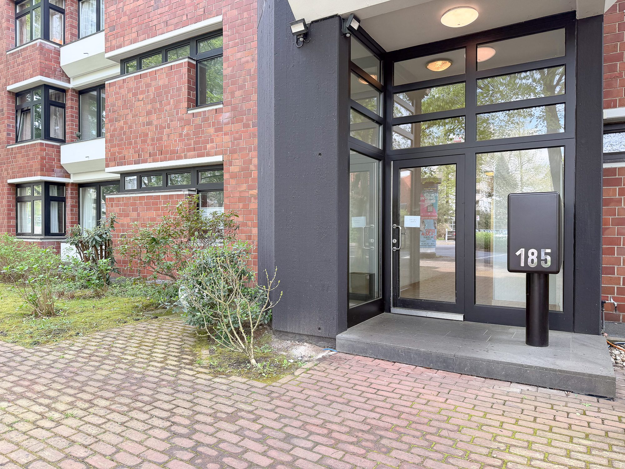 Immobilienangebot - Düsseldorf - Alle - Exklusives Wohnen auf gehobenem Niveau – Großzügige 4-Zimmer-Wohnung mit Terrasse und Einbauküche!
