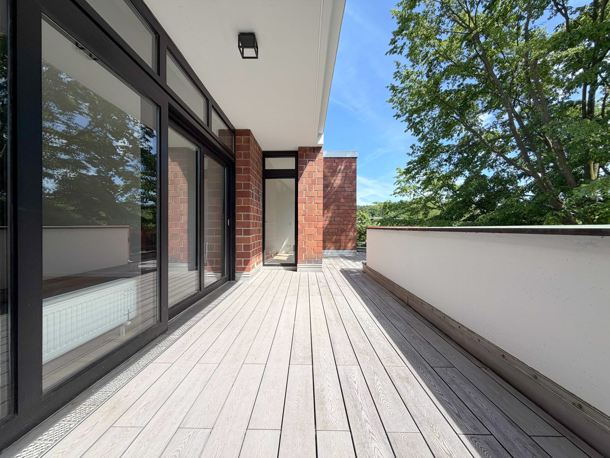 Immobilienangebot - Düsseldorf - Alle - Exklusives Wohnen auf gehobenem Niveau – Großzügige 4-Zimmer-Wohnung mit Terrasse und Einbauküche!