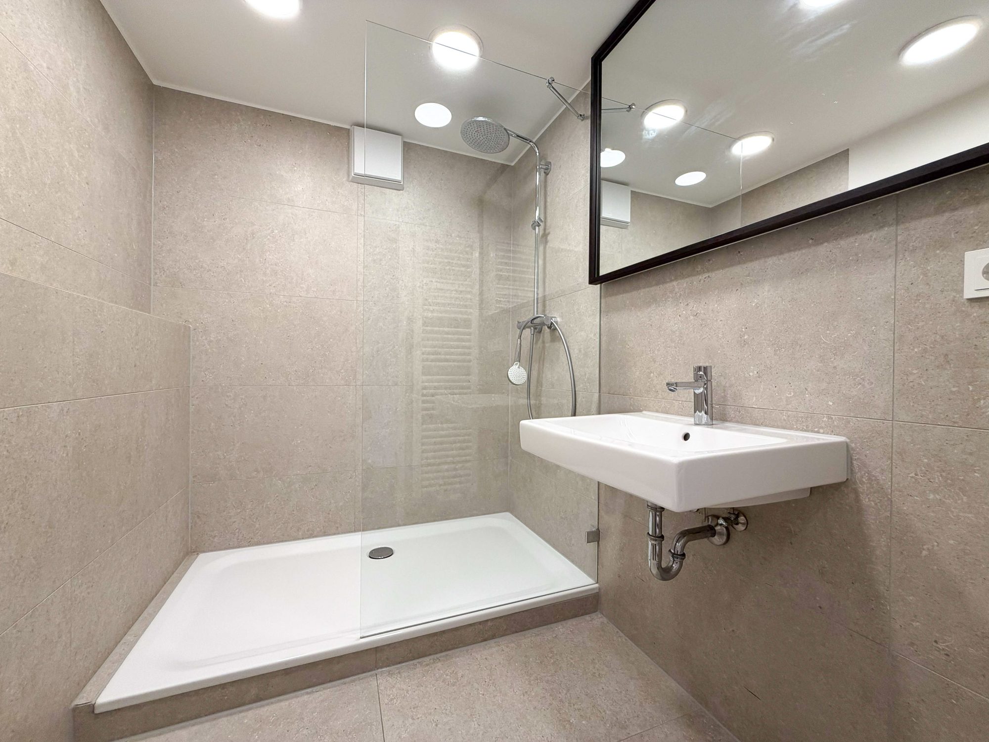 Immobilienangebot - Düsseldorf - Alle - Exklusives Wohnen auf gehobenem Niveau – Großzügige 4-Zimmer-Wohnung mit Terrasse und Einbauküche!