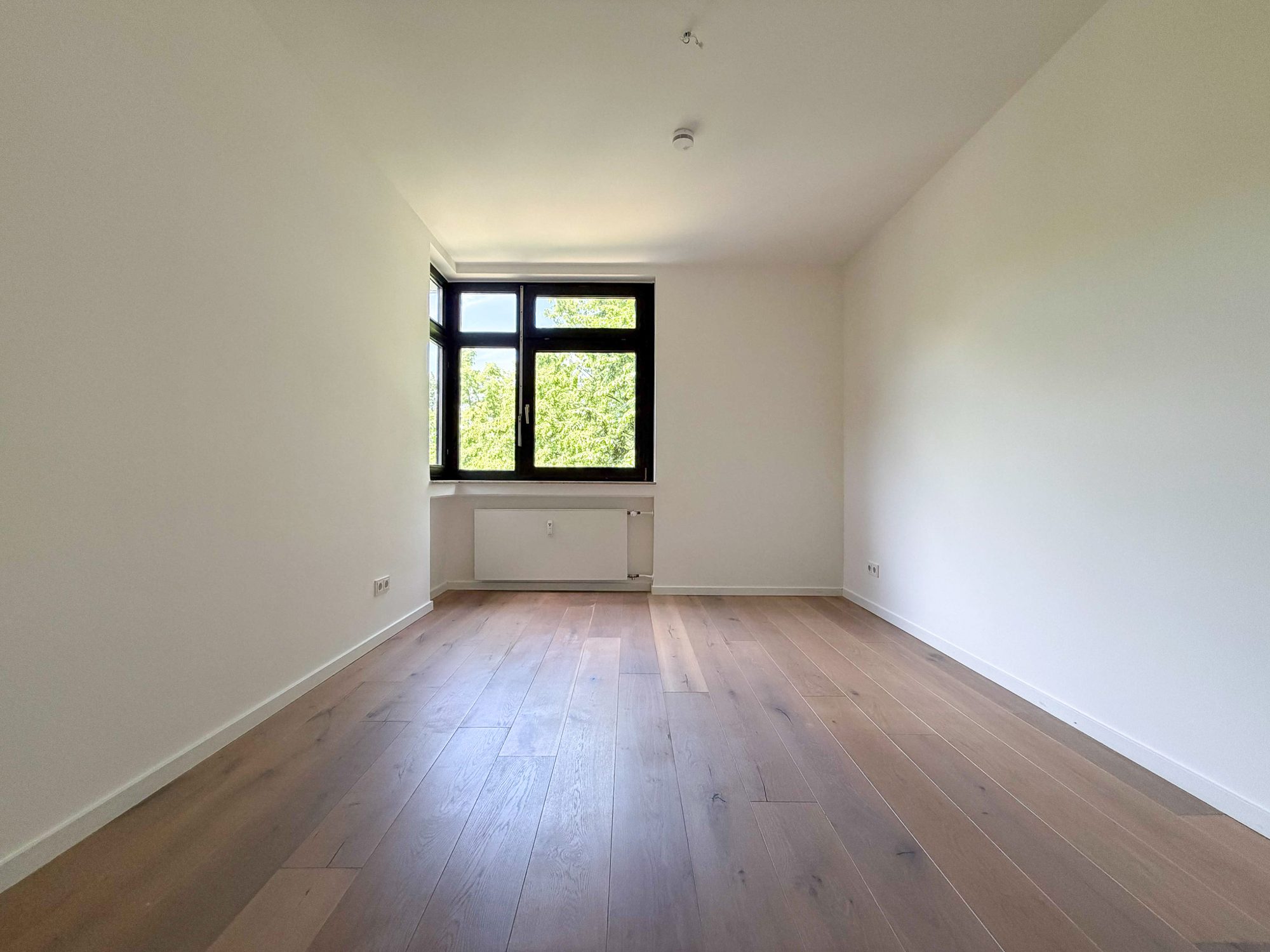 Immobilienangebot - Düsseldorf - Alle - Exklusives Wohnen auf gehobenem Niveau – Großzügige 4-Zimmer-Wohnung mit Terrasse und Einbauküche!