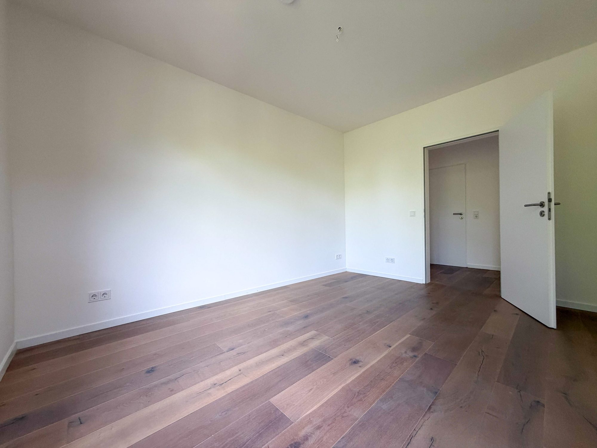 Immobilienangebot - Düsseldorf - Alle - Exklusives Wohnen auf gehobenem Niveau – Großzügige 4-Zimmer-Wohnung mit Terrasse und Einbauküche!