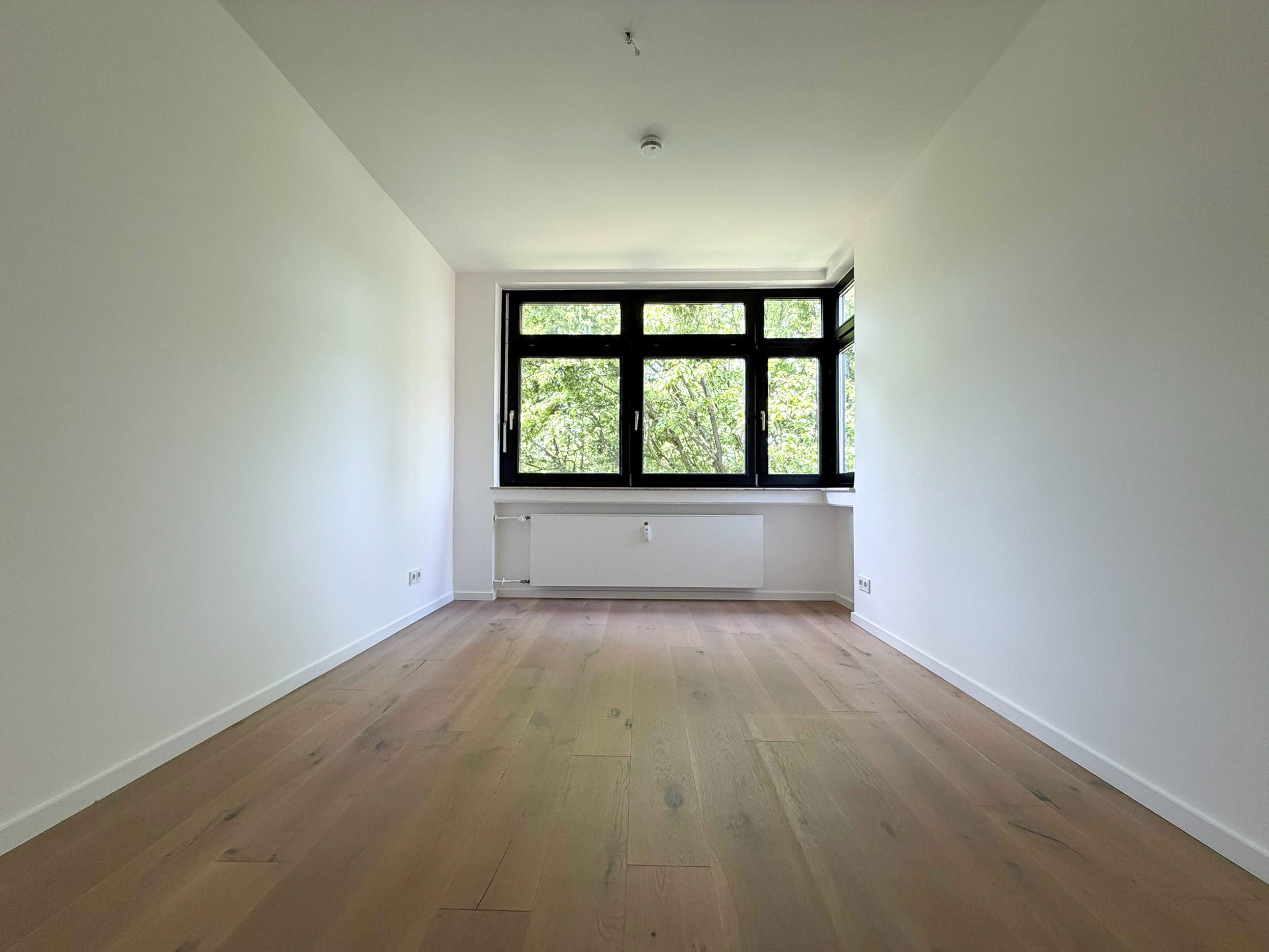 Immobilienangebot - Düsseldorf - Alle - Exklusives Wohnen auf gehobenem Niveau – Großzügige 4-Zimmer-Wohnung mit Terrasse und Einbauküche!