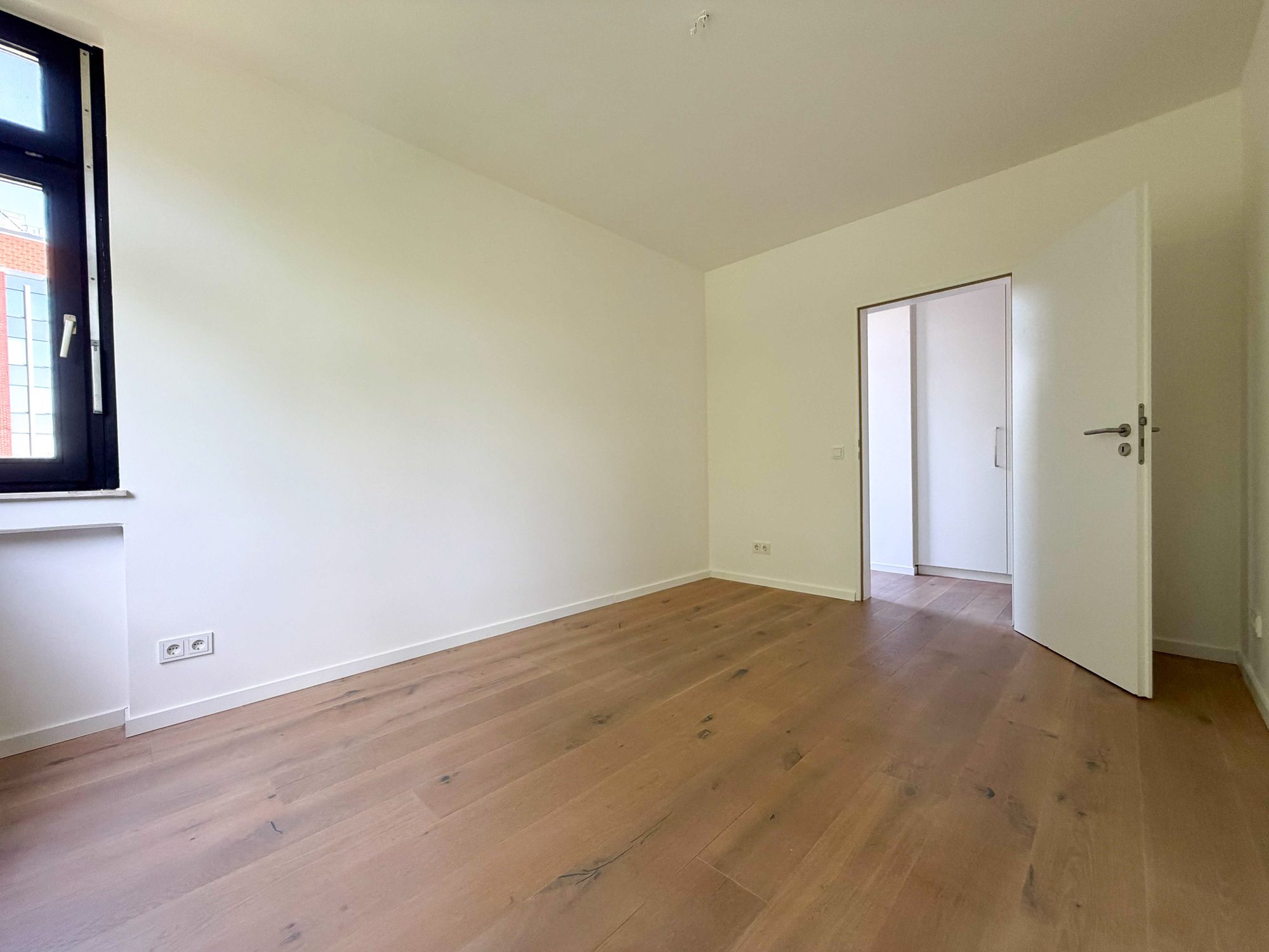 Immobilienangebot - Düsseldorf - Alle - Exklusives Wohnen auf gehobenem Niveau – Großzügige 4-Zimmer-Wohnung mit Terrasse und Einbauküche!