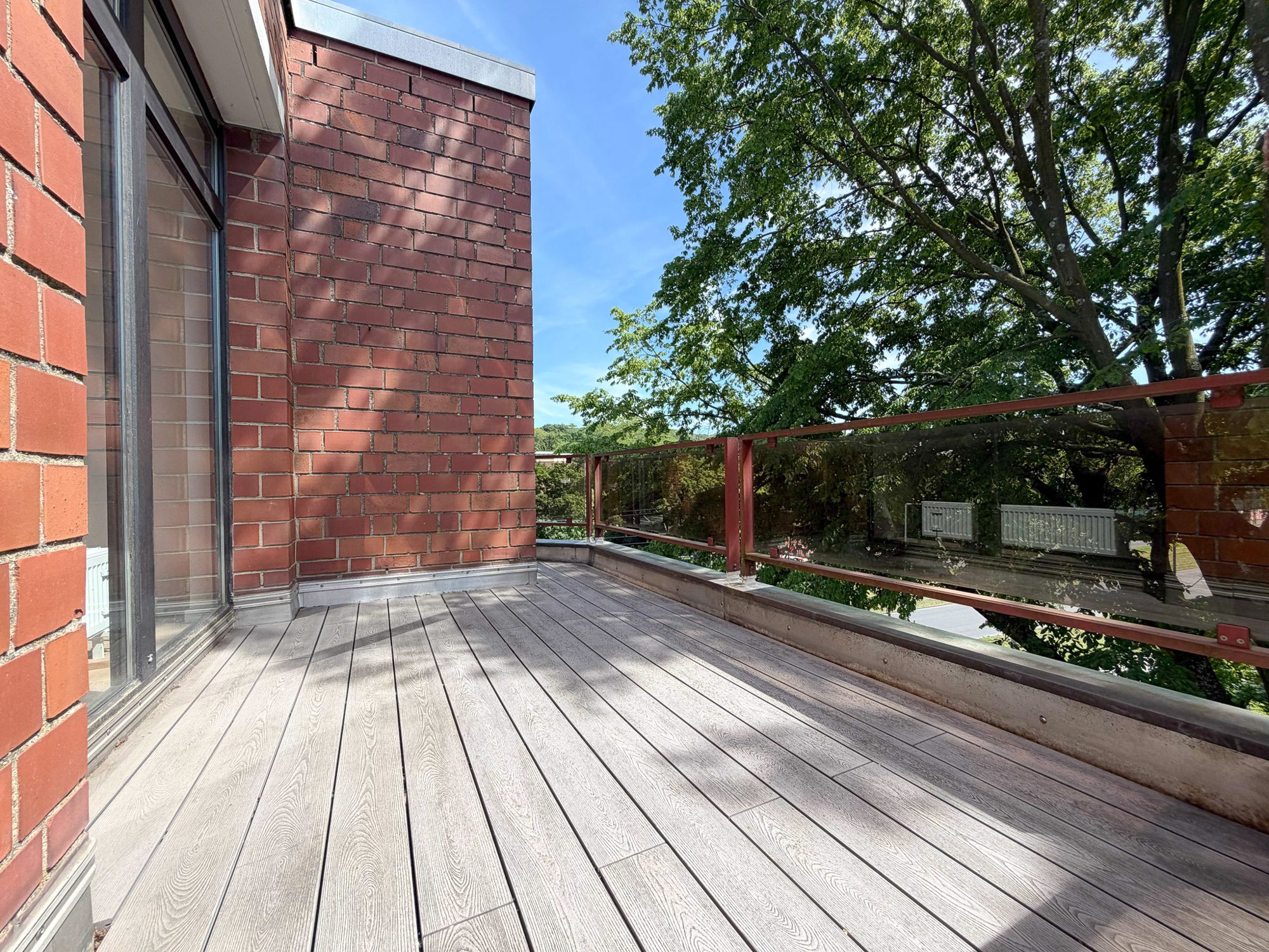 Immobilienangebot - Düsseldorf - Alle - Exklusives Wohnen auf gehobenem Niveau – Großzügige 4-Zimmer-Wohnung mit Terrasse und Einbauküche!