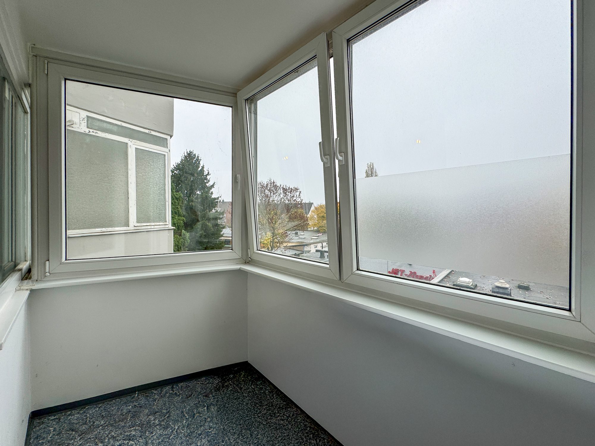 Immobilienangebot - Düsseldorf - Alle - Oberbilk: 2-Zimmer-Eigentumswohnung mit Wintergarten und Tiefgaragenstellplatz