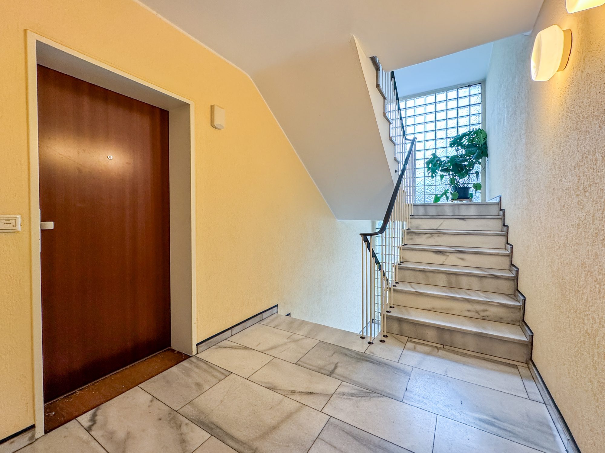 Immobilienangebot - Düsseldorf - Alle - Oberbilk: 2-Zimmer-Eigentumswohnung mit Wintergarten und Tiefgaragenstellplatz