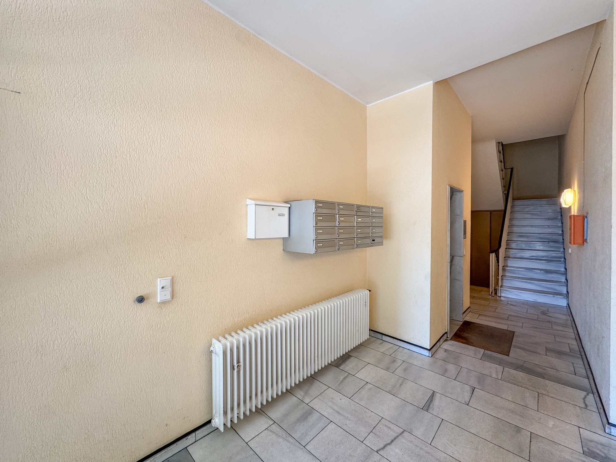 Immobilienangebot - Düsseldorf - Alle - Oberbilk: 2-Zimmer-Eigentumswohnung mit Wintergarten und Tiefgaragenstellplatz