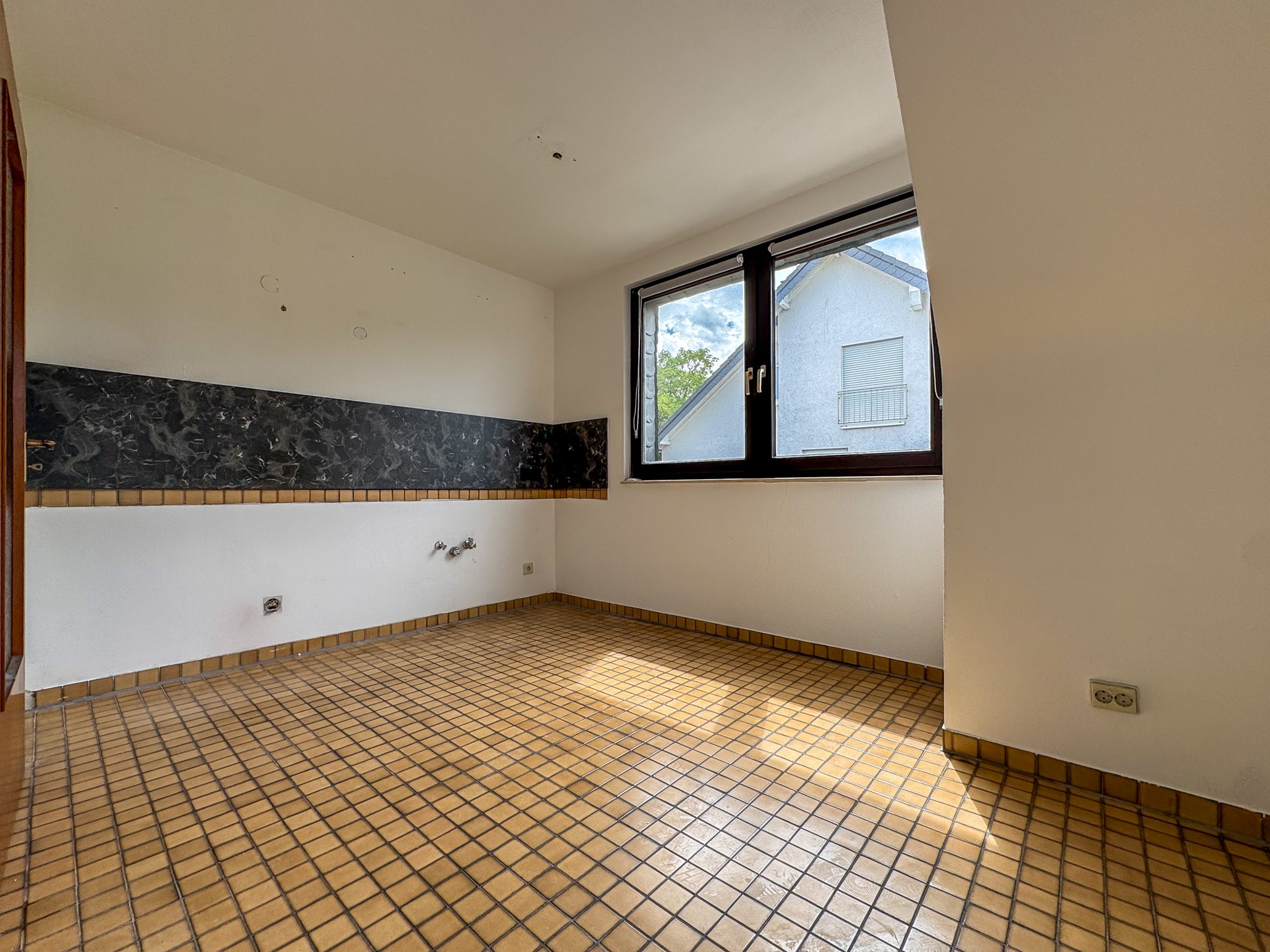 Immobilienangebot - Düsseldorf - Alle - Düsseldorf Benrath: 2-Zimmer Maisonette Wohnung mit Nord-West-Balkon!
