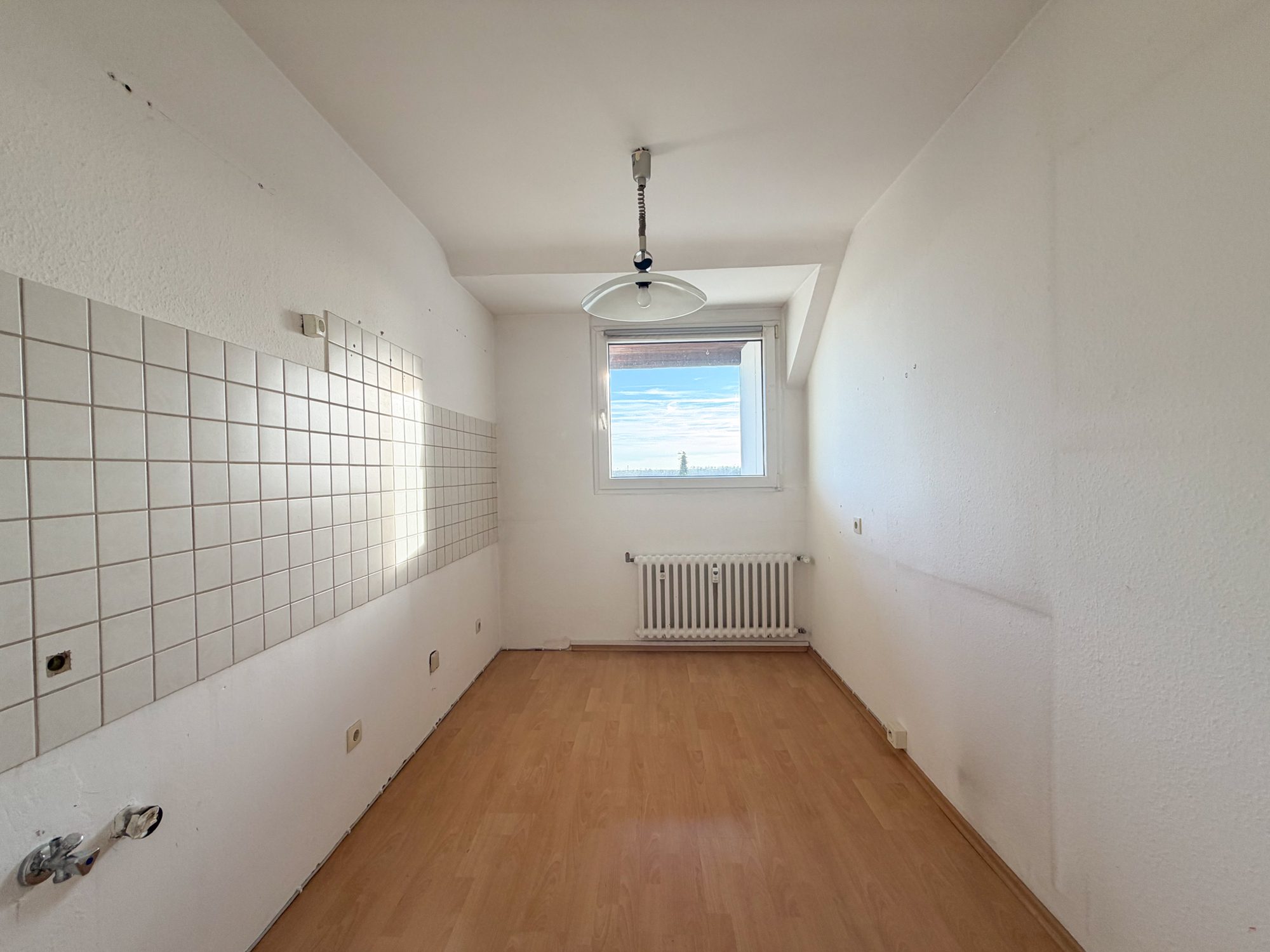 Immobilienangebot - Düsseldorf - Alle - Düsseldorf-Unterbach: helle 2-Zimmer-Dachgeschosswohnung mit Südwestbalkon!