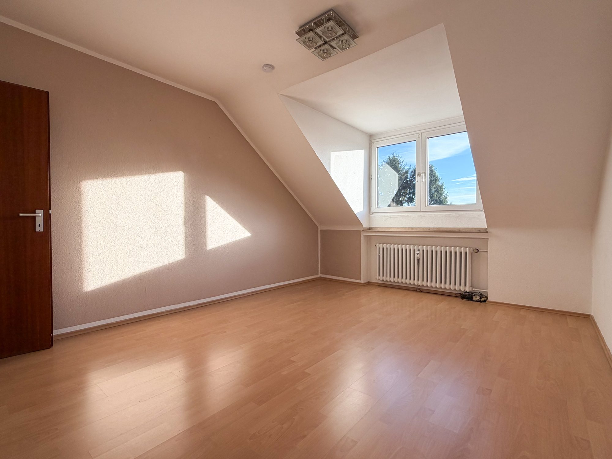 Immobilienangebot - Düsseldorf - Alle - Düsseldorf-Unterbach: helle 2-Zimmer-Dachgeschosswohnung mit Südwestbalkon!