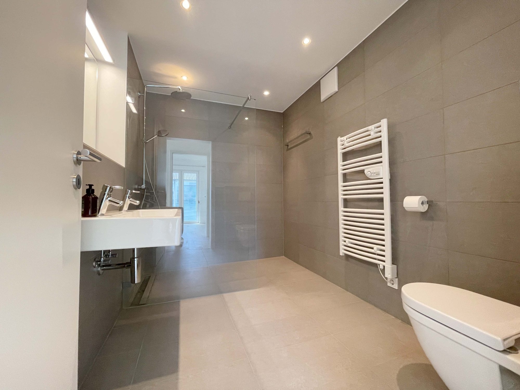 Immobilienangebot - Düsseldorf - Alle - Wohnen mit Wohlfühlgarantie: neuwertige 2-Zimmer-Wohnung mit Sonnen-Terrasse und TG-Stellplatz!