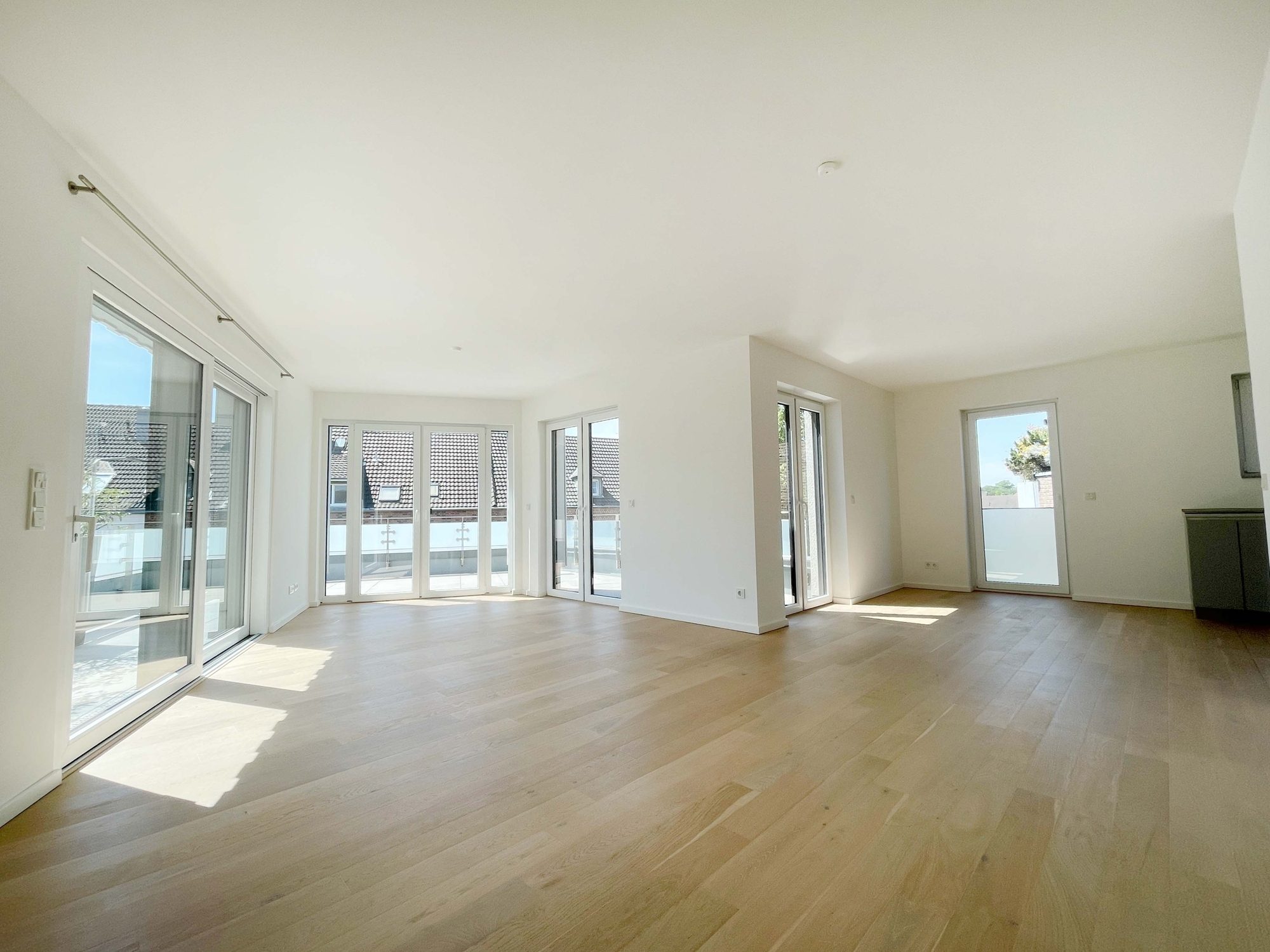 Immobilienangebot - Düsseldorf - Alle - Wohnen mit Wohlfühlgarantie: neuwertige 2-Zimmer-Wohnung mit Sonnen-Terrasse und TG-Stellplatz!