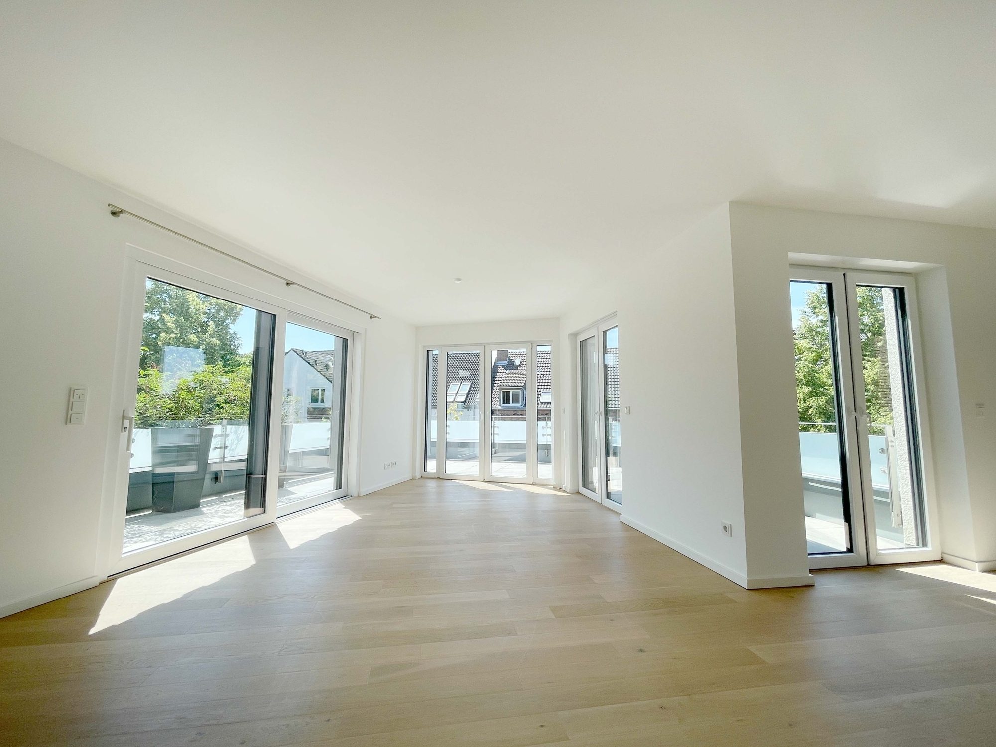 Immobilienangebot - Düsseldorf - Alle - Wohnen mit Wohlfühlgarantie: neuwertige 2-Zimmer-Wohnung mit Sonnen-Terrasse und TG-Stellplatz!
