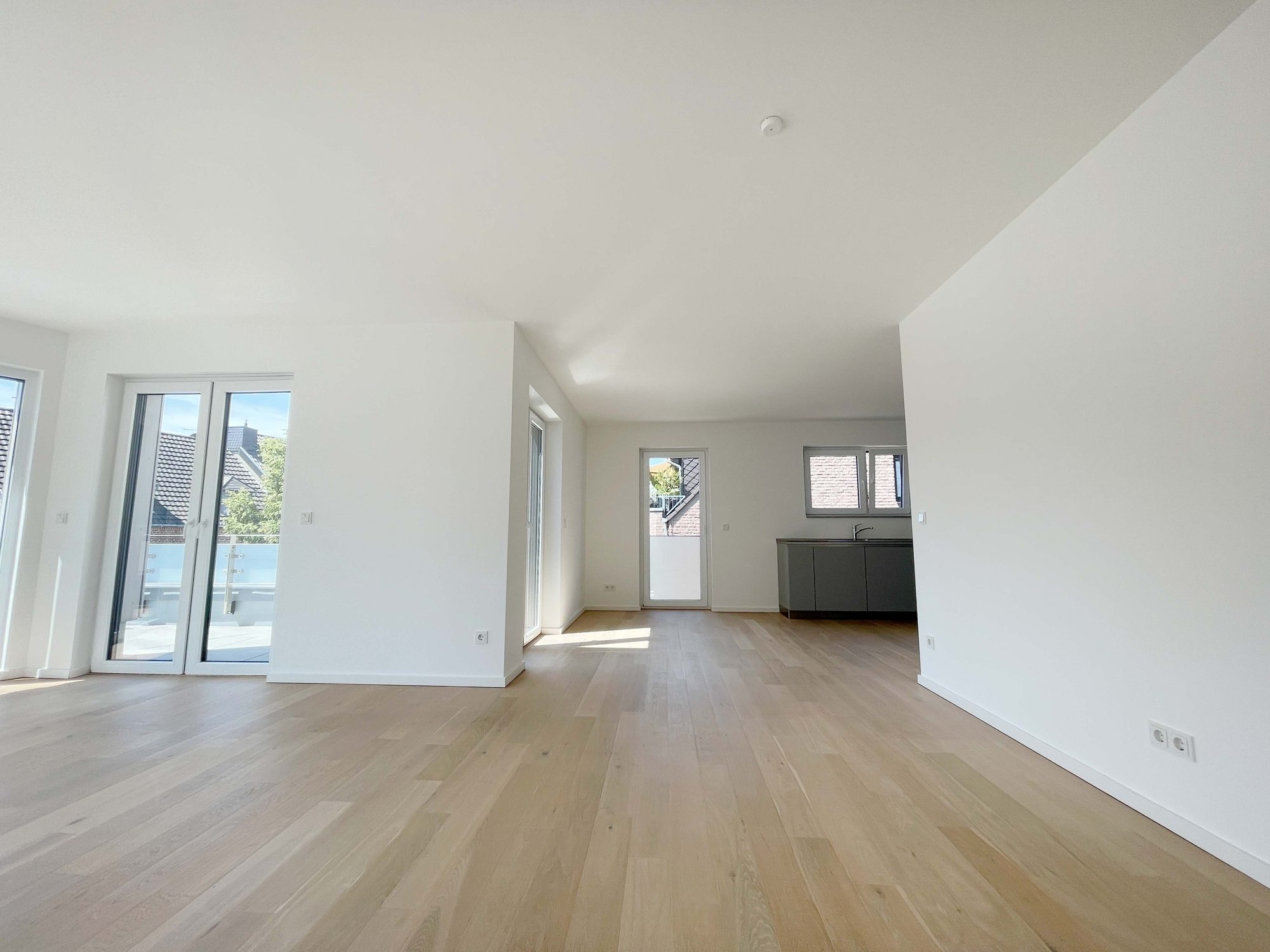 Immobilienangebot - Düsseldorf - Alle - Wohnen mit Wohlfühlgarantie: neuwertige 2-Zimmer-Wohnung mit Sonnen-Terrasse und TG-Stellplatz!