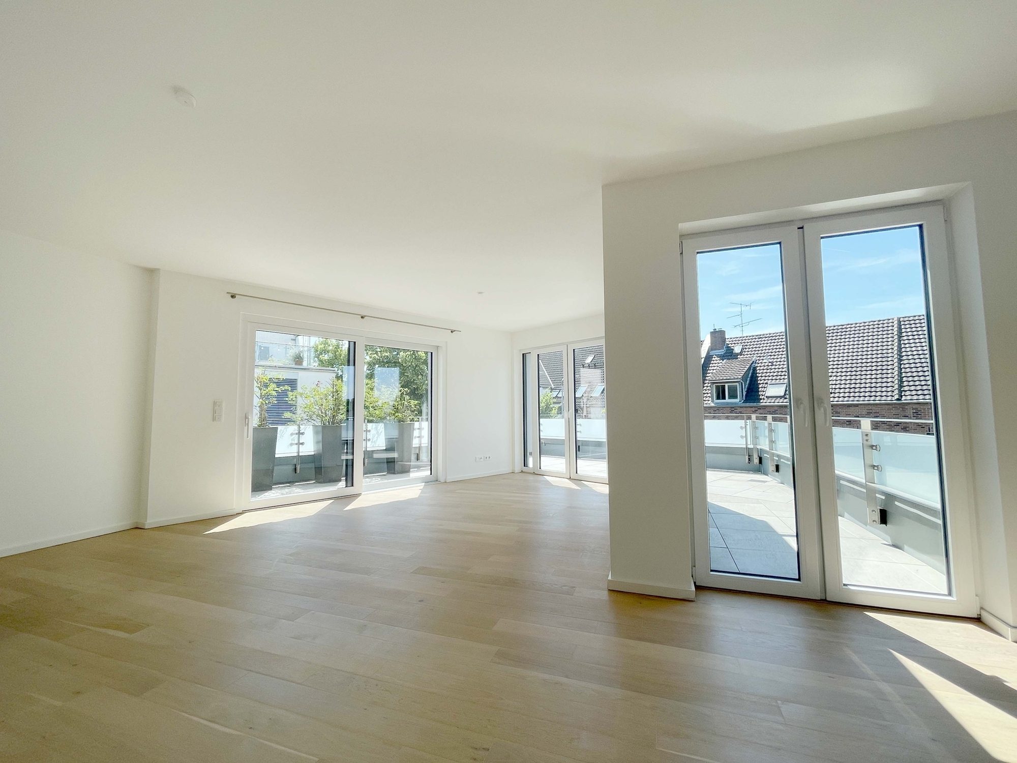 Immobilienangebot - Düsseldorf - Alle - Wohnen mit Wohlfühlgarantie: neuwertige 2-Zimmer-Wohnung mit Sonnen-Terrasse und TG-Stellplatz!