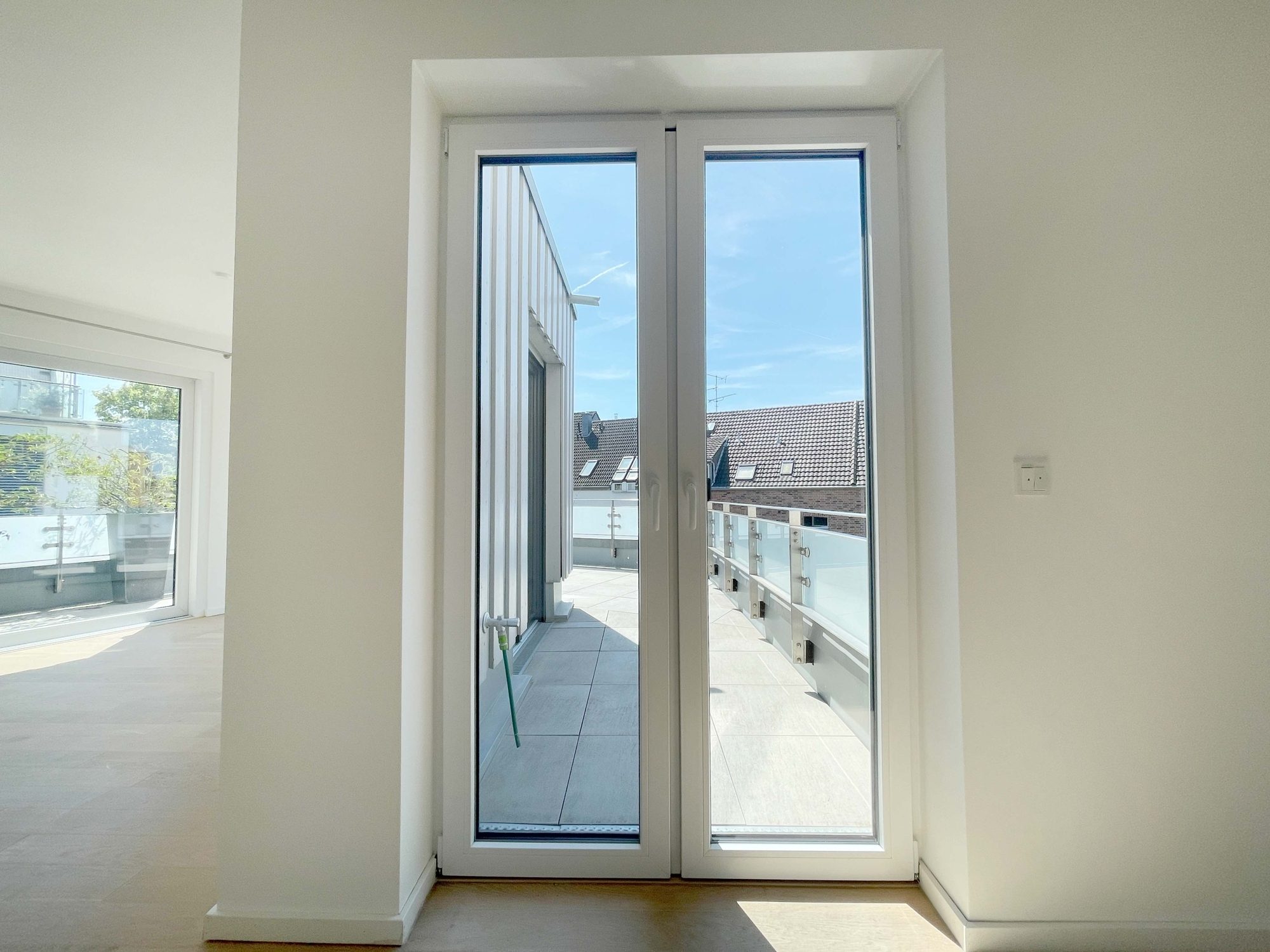Immobilienangebot - Düsseldorf - Alle - Wohnen mit Wohlfühlgarantie: neuwertige 2-Zimmer-Wohnung mit Sonnen-Terrasse und TG-Stellplatz!
