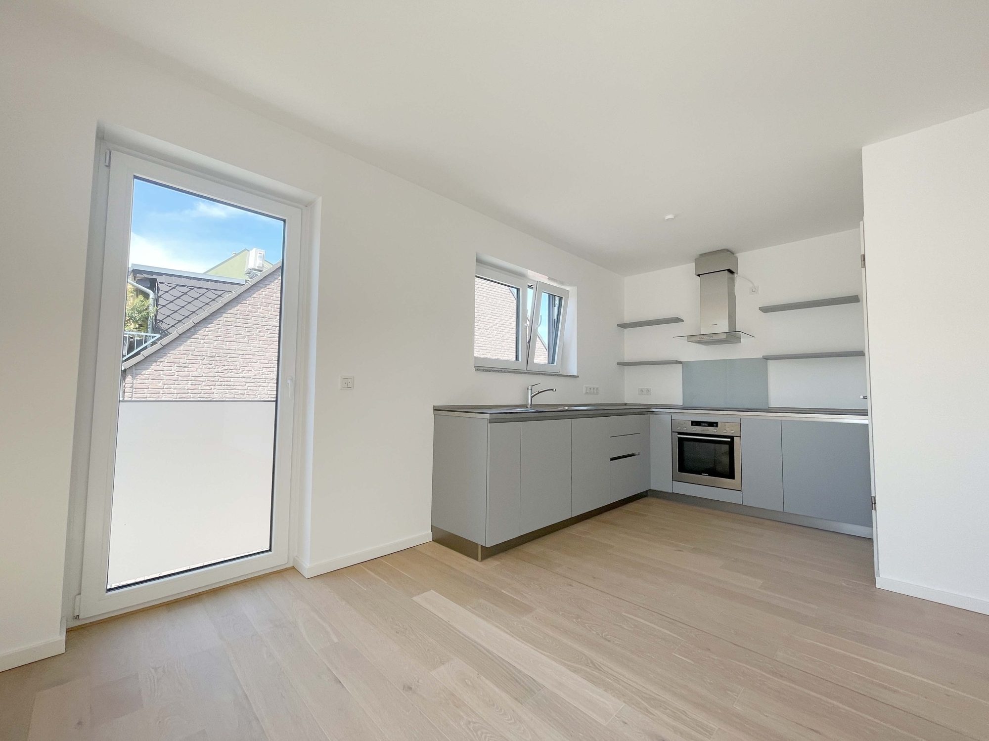 Immobilienangebot - Düsseldorf - Alle - Wohnen mit Wohlfühlgarantie: neuwertige 2-Zimmer-Wohnung mit Sonnen-Terrasse und TG-Stellplatz!