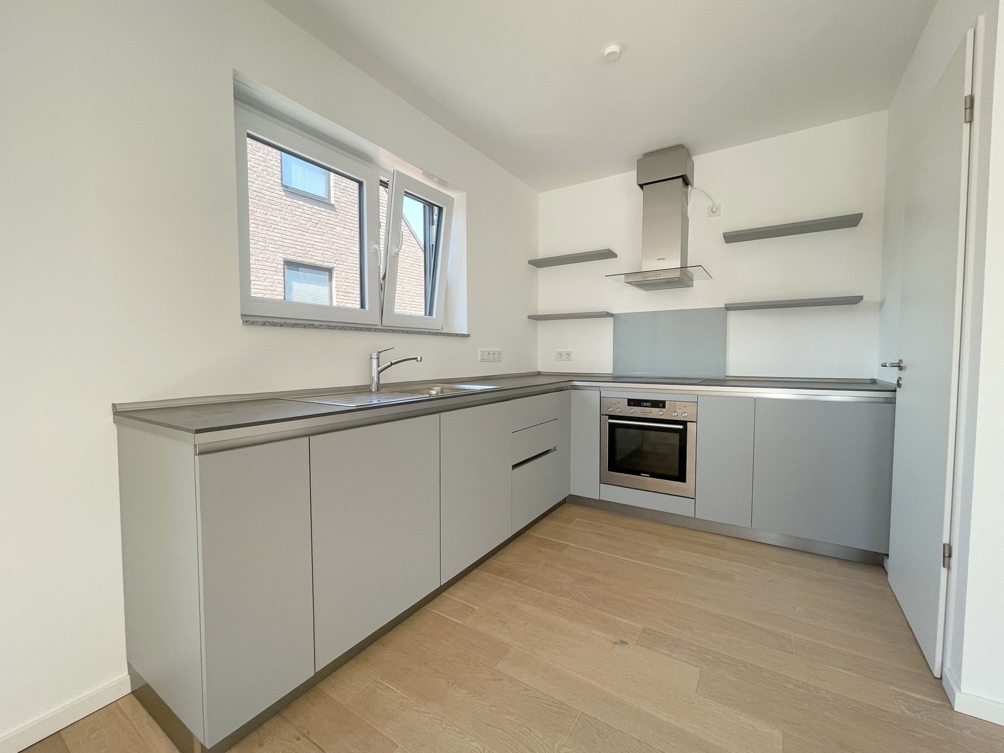 Immobilienangebot - Düsseldorf - Alle - Wohnen mit Wohlfühlgarantie: neuwertige 2-Zimmer-Wohnung mit Sonnen-Terrasse und TG-Stellplatz!