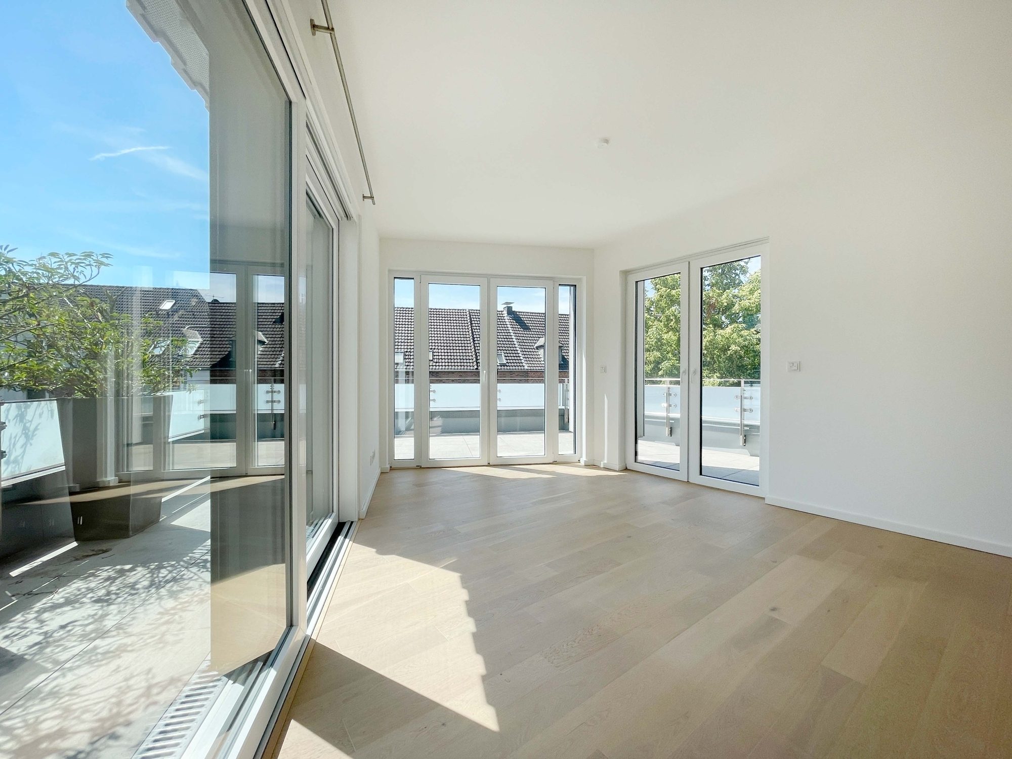 Immobilienangebot - Düsseldorf - Alle - Wohnen mit Wohlfühlgarantie: neuwertige 2-Zimmer-Wohnung mit Sonnen-Terrasse und TG-Stellplatz!
