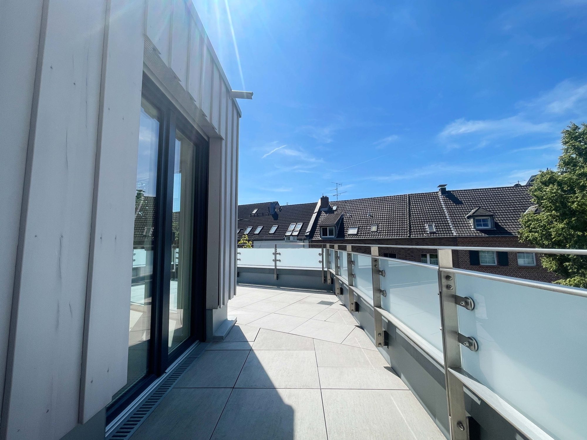 Immobilienangebot - Düsseldorf - Alle - Wohnen mit Wohlfühlgarantie: neuwertige 2-Zimmer-Wohnung mit Sonnen-Terrasse und TG-Stellplatz!