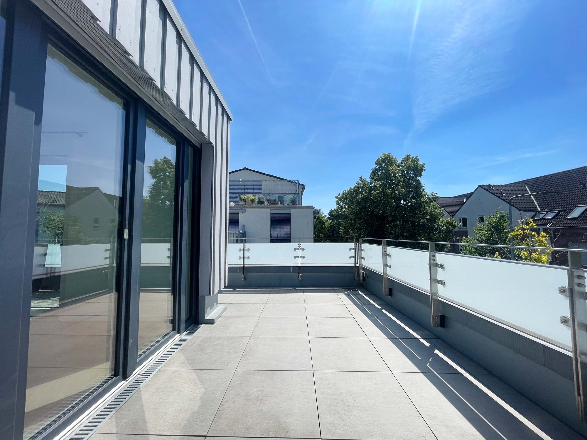 Immobilienangebot - Düsseldorf - Alle - Wohnen mit Wohlfühlgarantie: neuwertige 2-Zimmer-Wohnung mit Sonnen-Terrasse und TG-Stellplatz!
